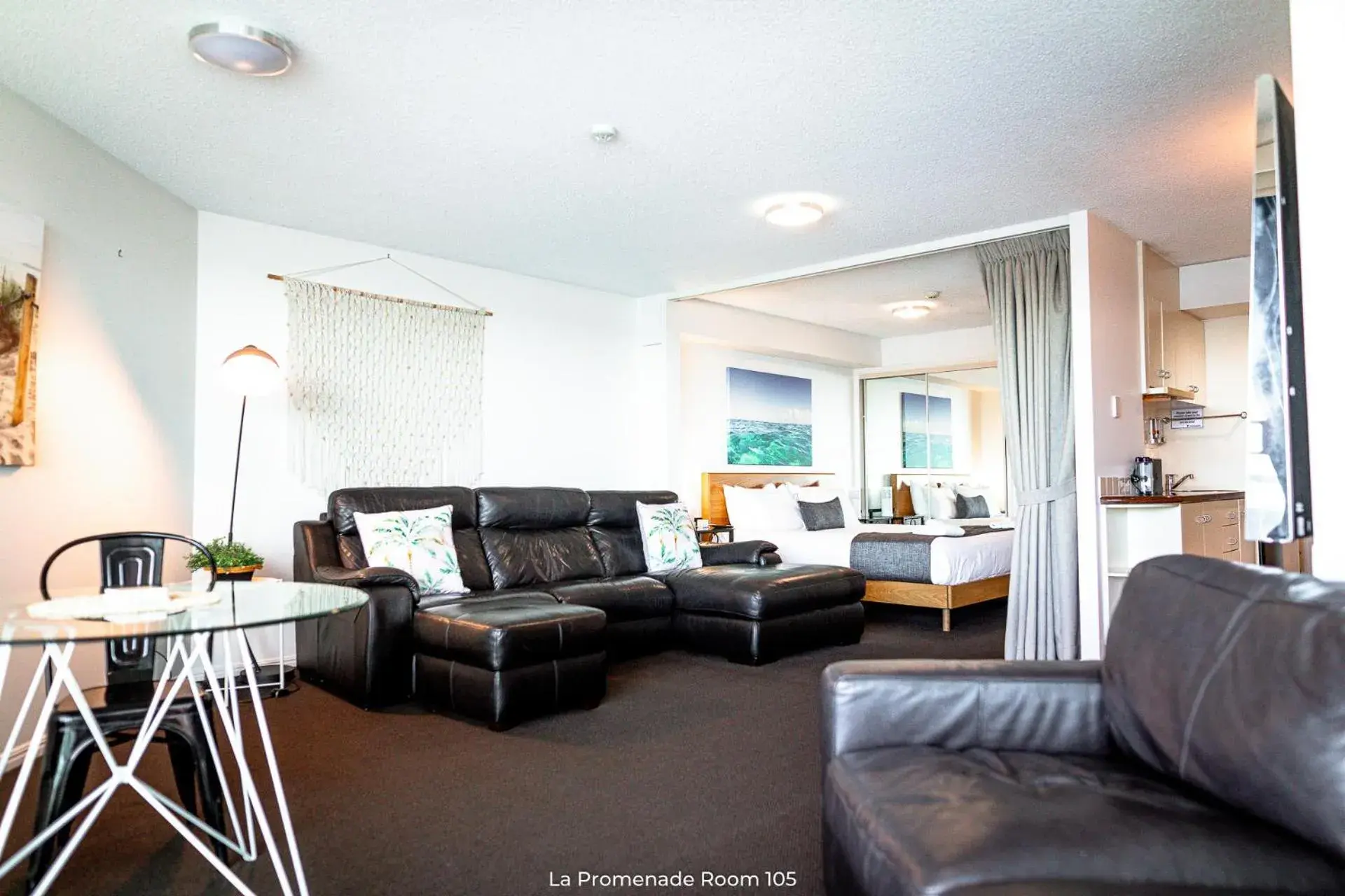 Living room in La Promenade Absolute Waterfront Apartments Living room in La Promenade Absolute Waterfront Apartments