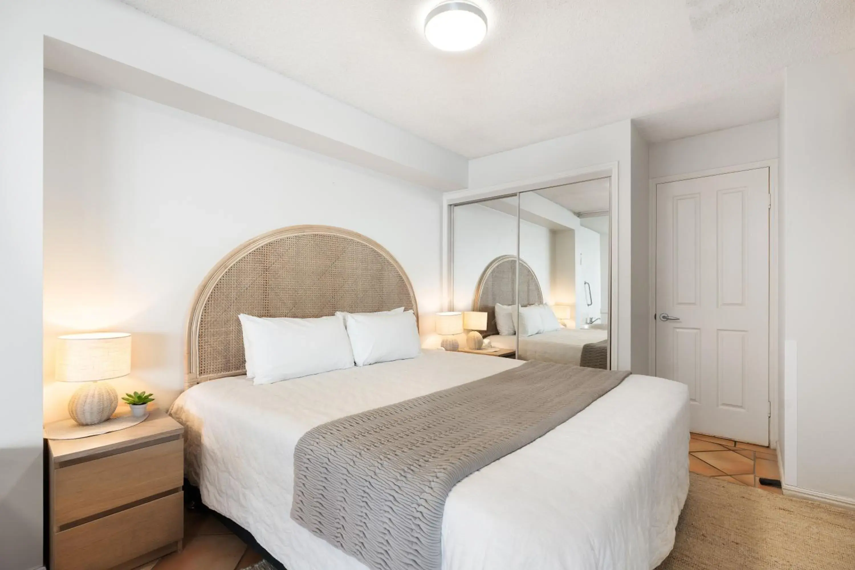 Bed in La Promenade Absolute Waterfront Apartments Bed in La Promenade Absolute Waterfront Apartments