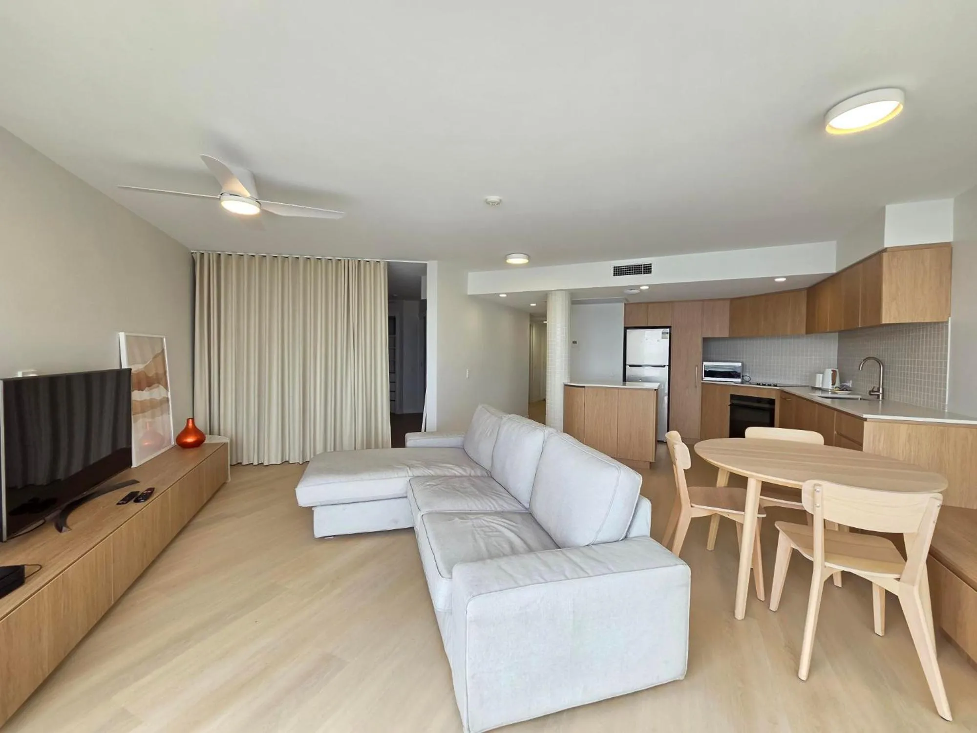 Kitchen or kitchenette in La Promenade Absolute Waterfront Apartments