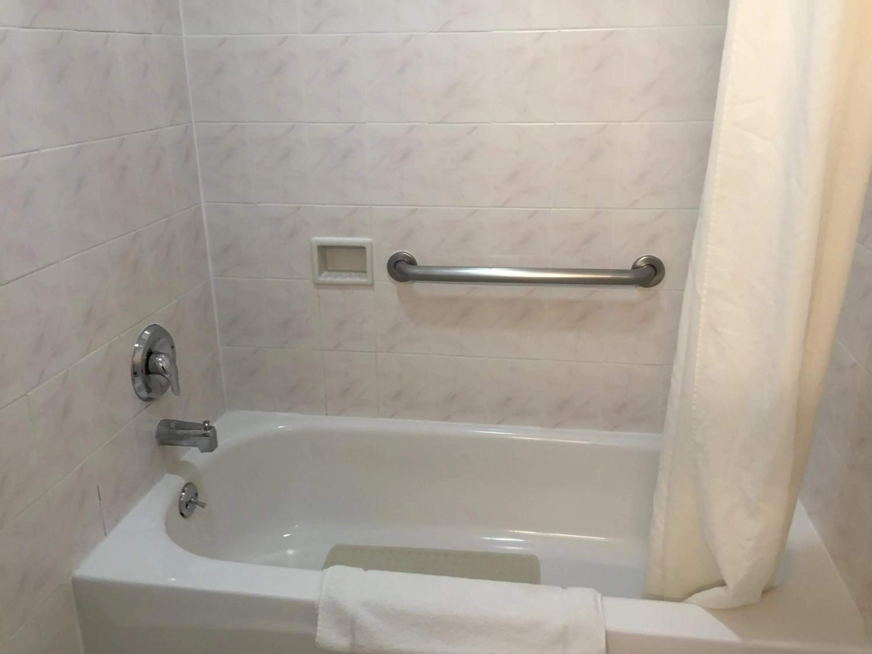 Shower in Regency Inn at San Francisco Airport