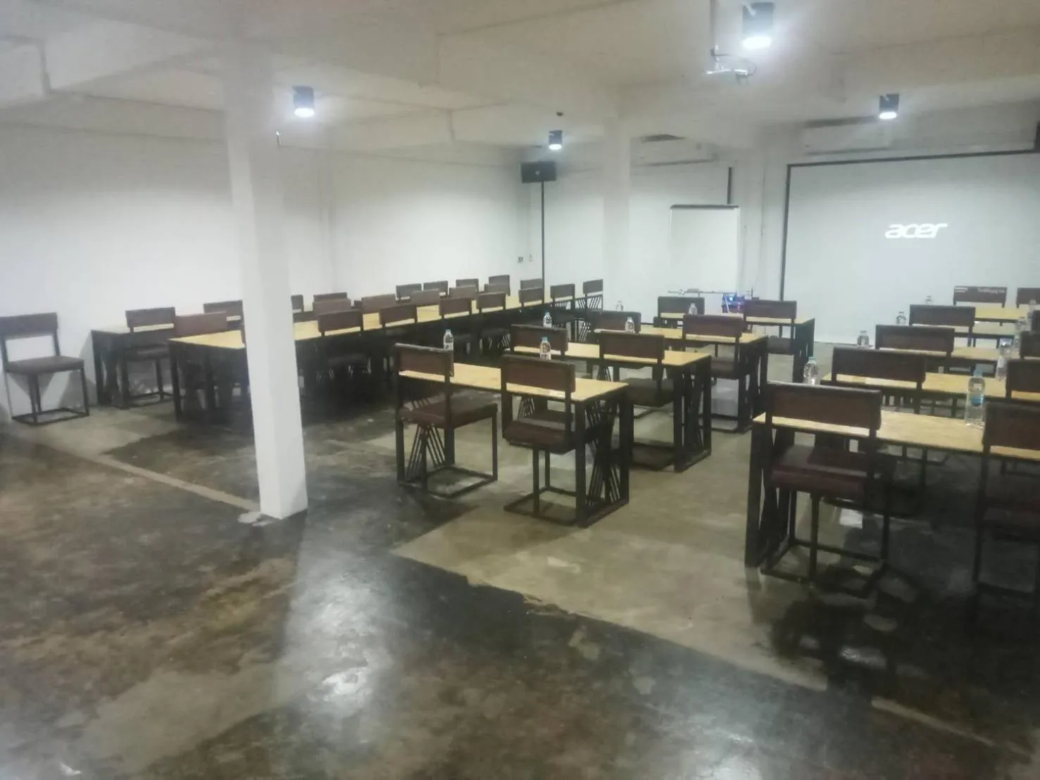 Meeting/conference room in The Marble Hostel