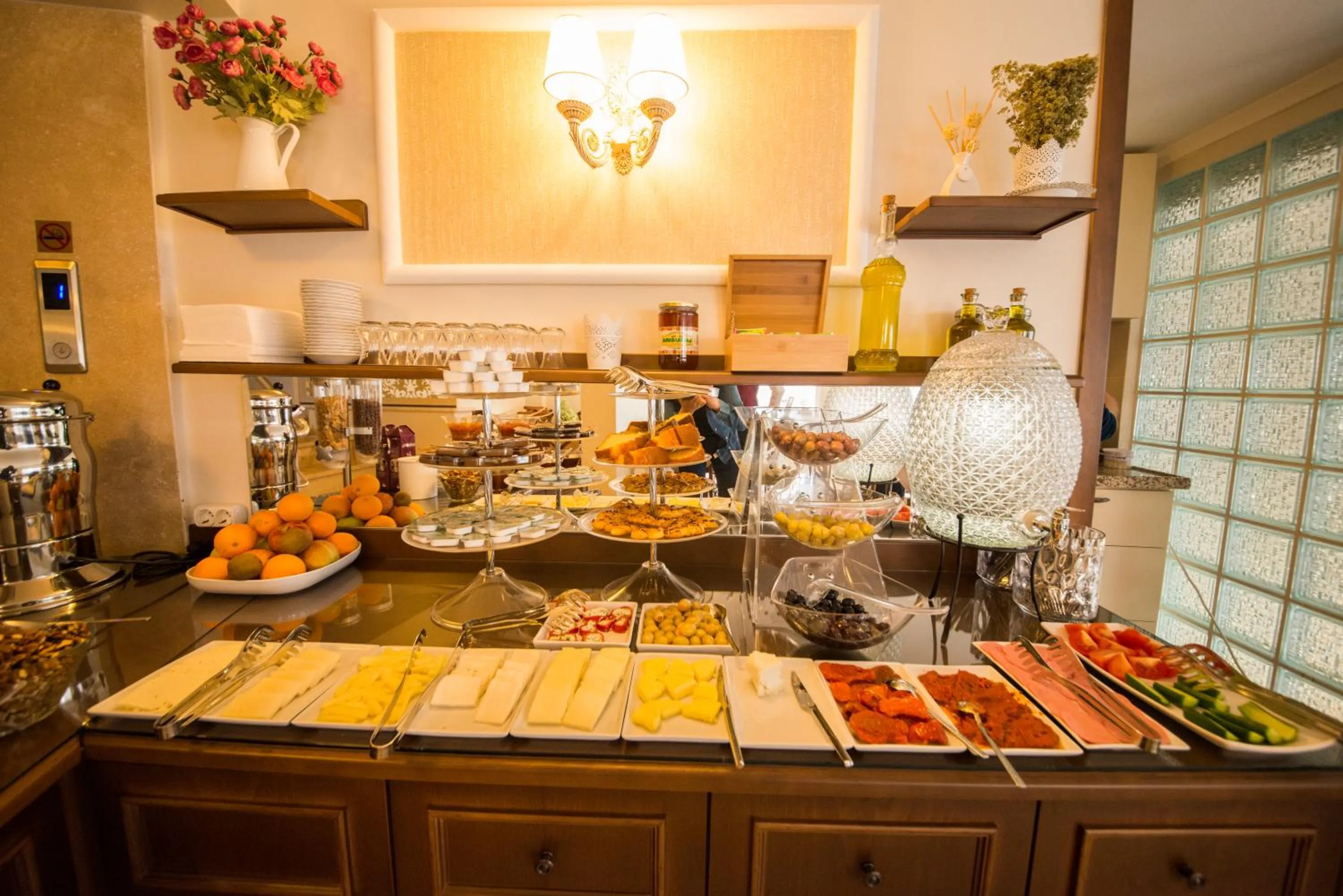 Restaurant/places to eat in Biga Palas Hotel