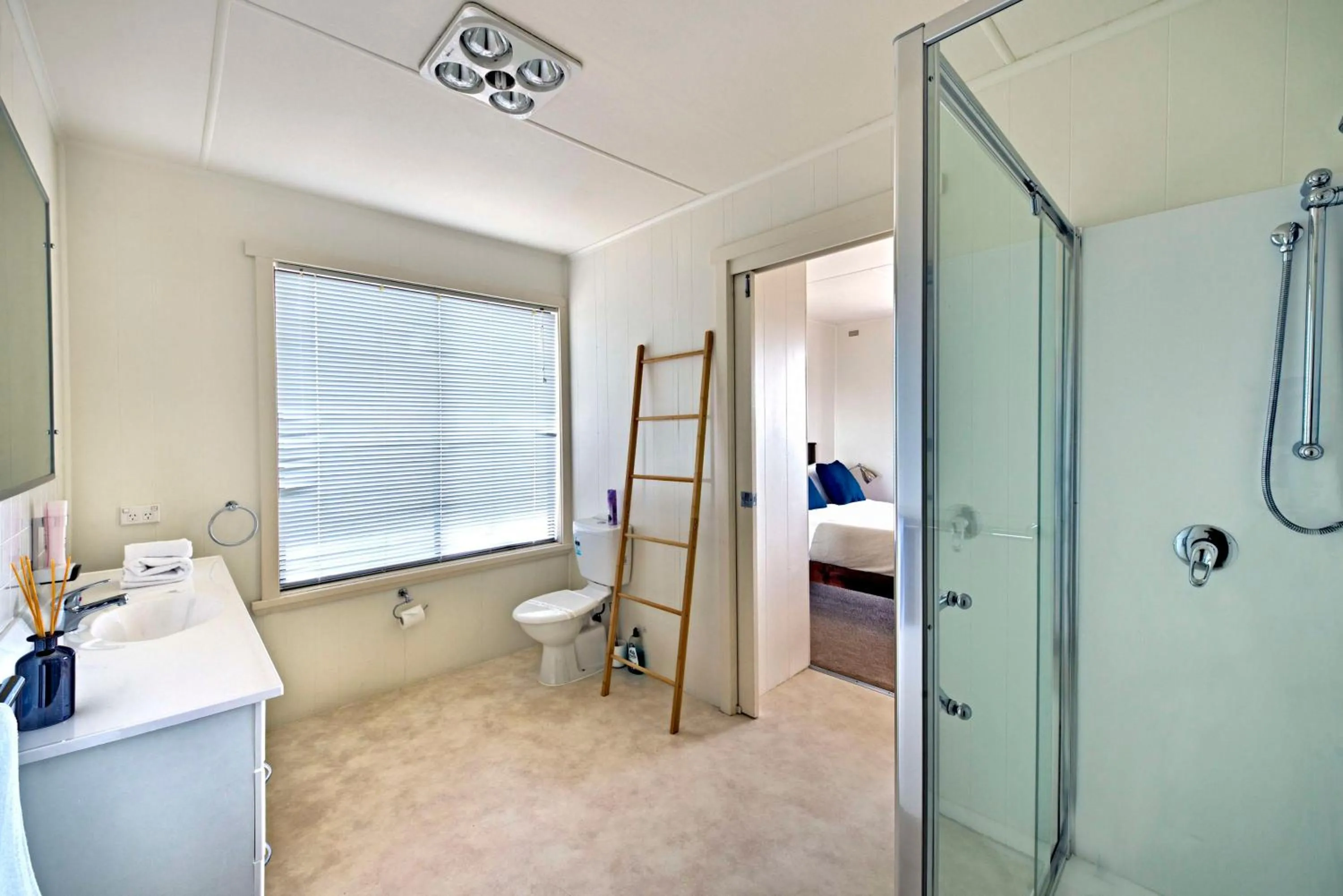 Bathroom, Bed in Waders