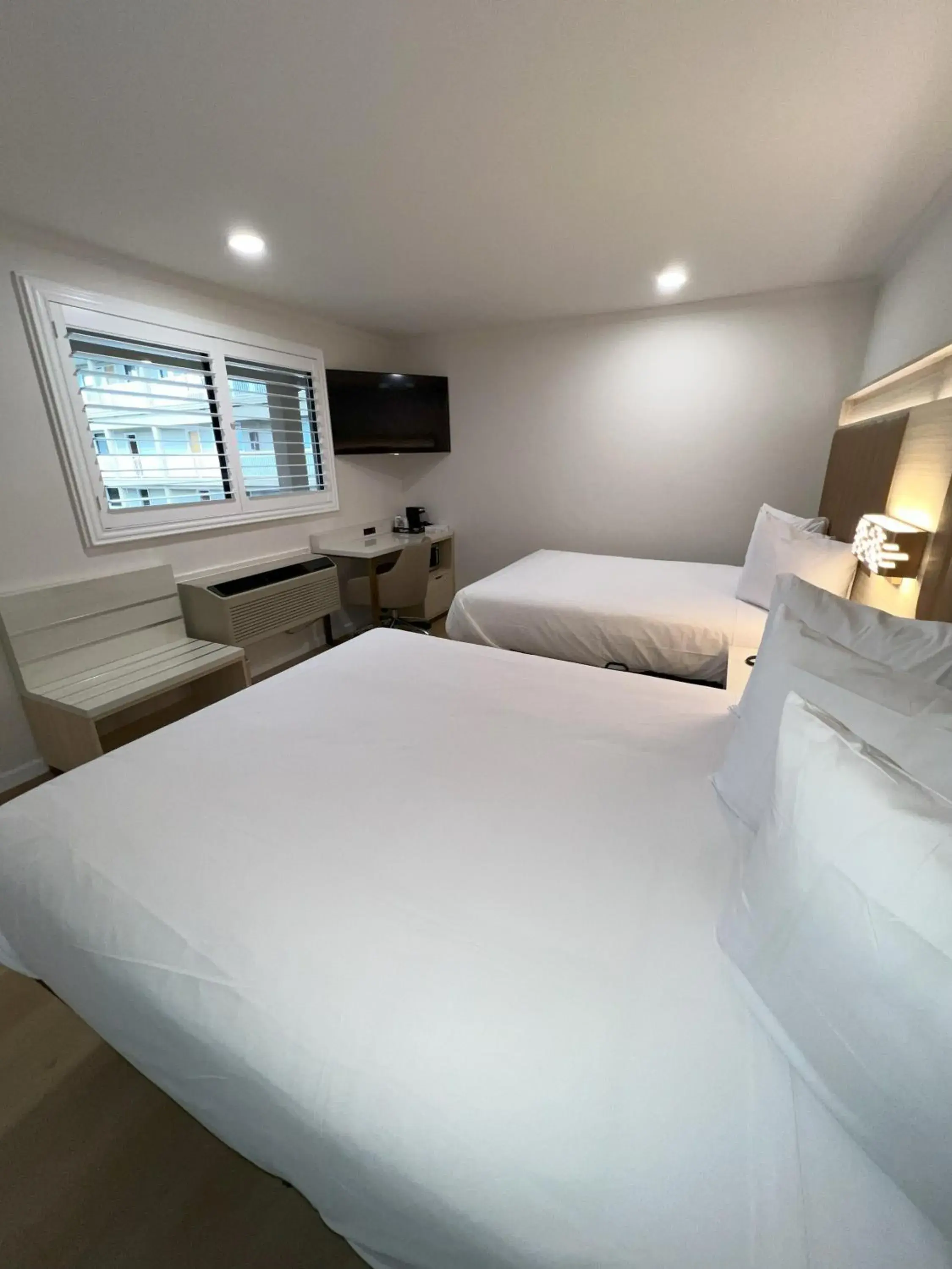 Bed in Francisco Bay Inn Bed in Francisco Bay Inn