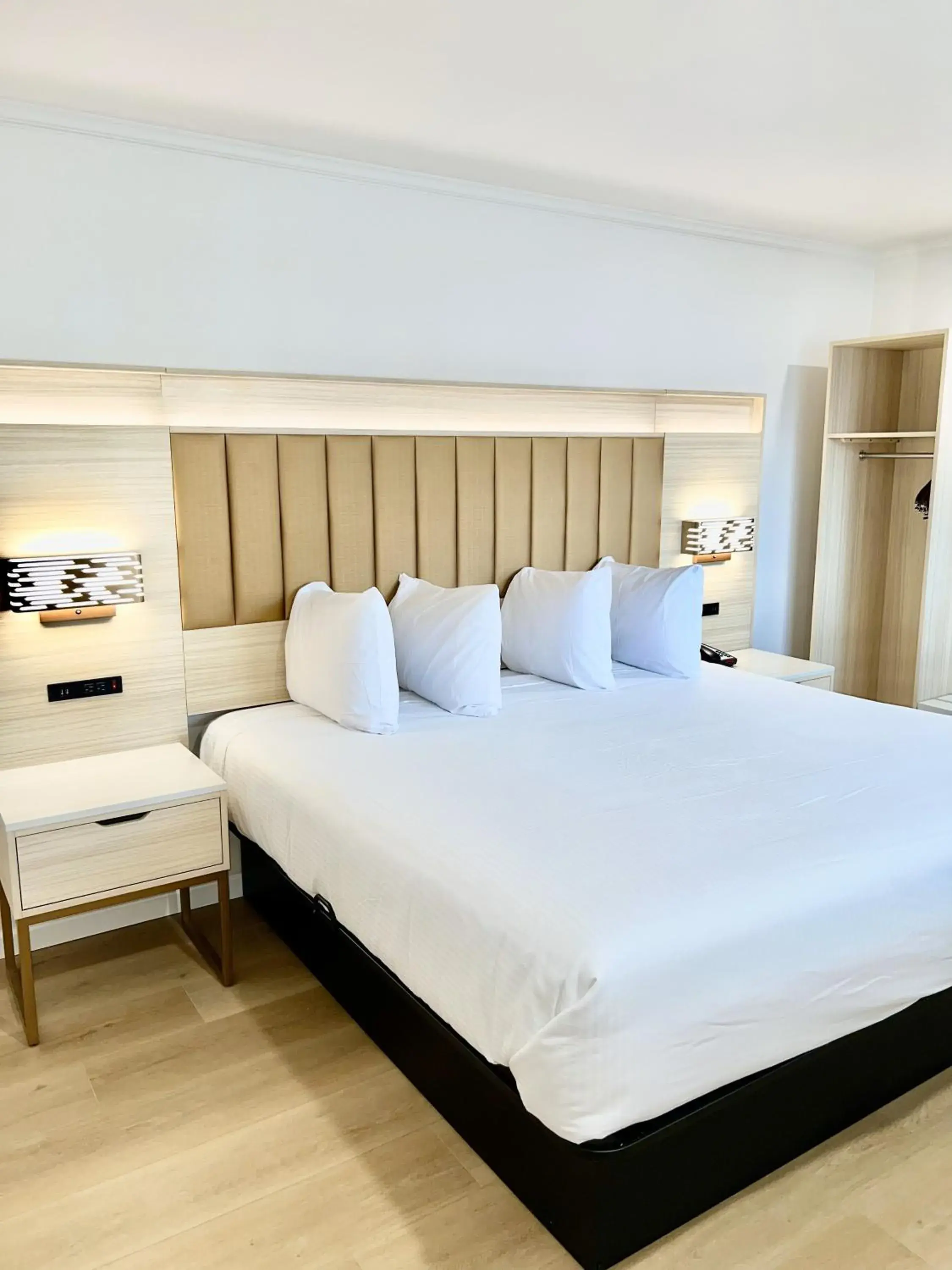 Bed in Francisco Bay Inn Bed in Francisco Bay Inn