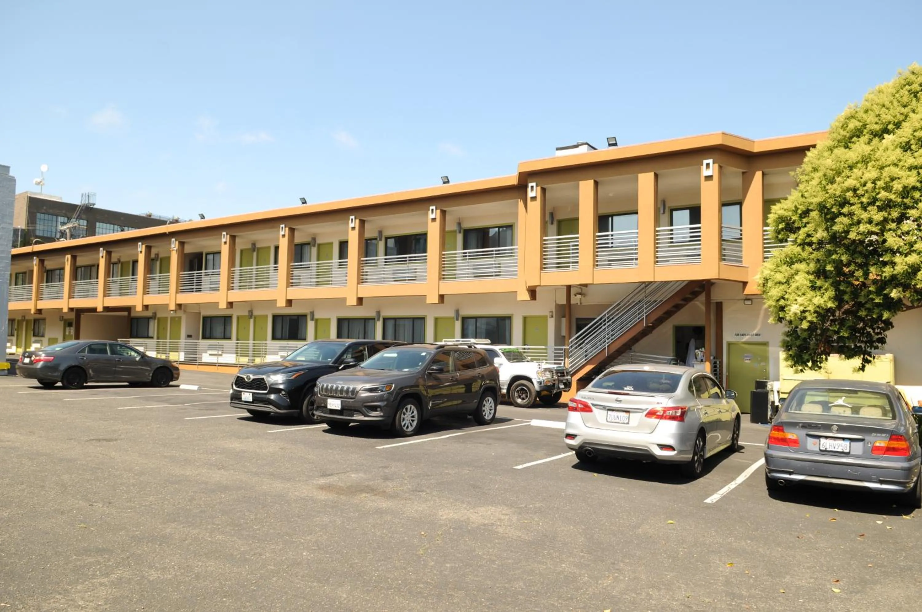 Parking in Civic Center Motor Inn