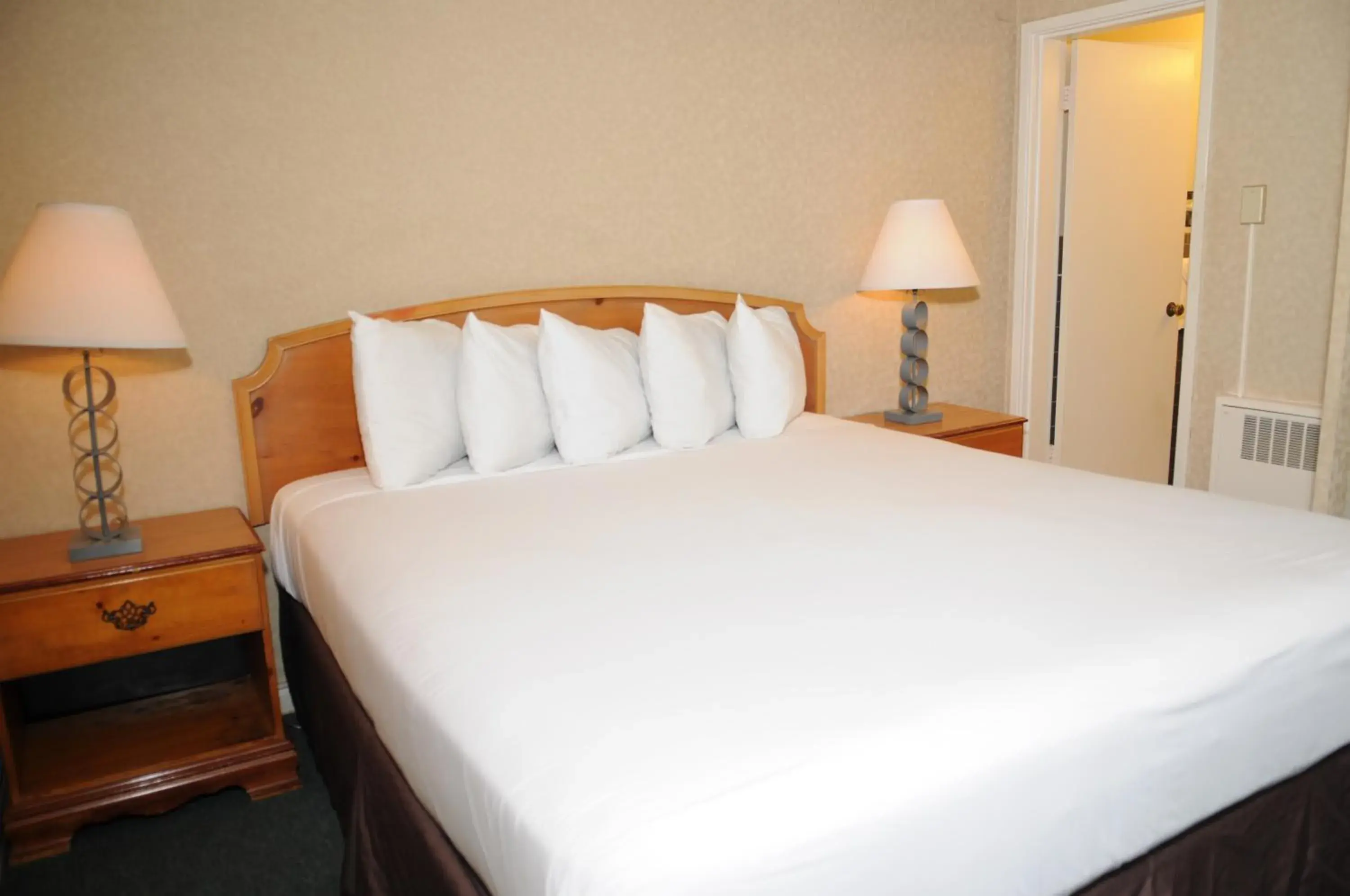 Bedroom in Civic Center Motor Inn Bedroom in Civic Center Motor Inn