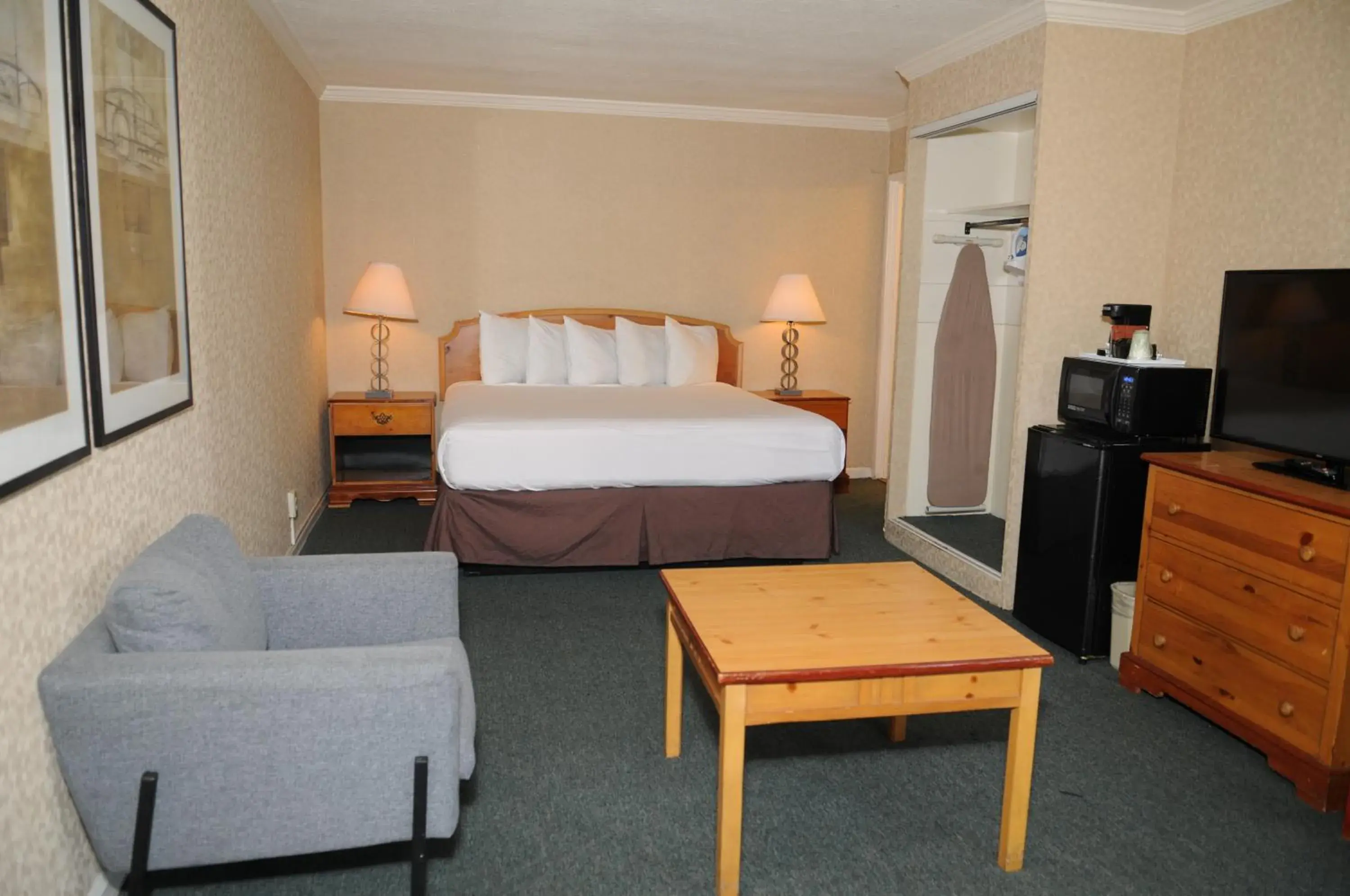 Bedroom in Civic Center Motor Inn Bedroom in Civic Center Motor Inn