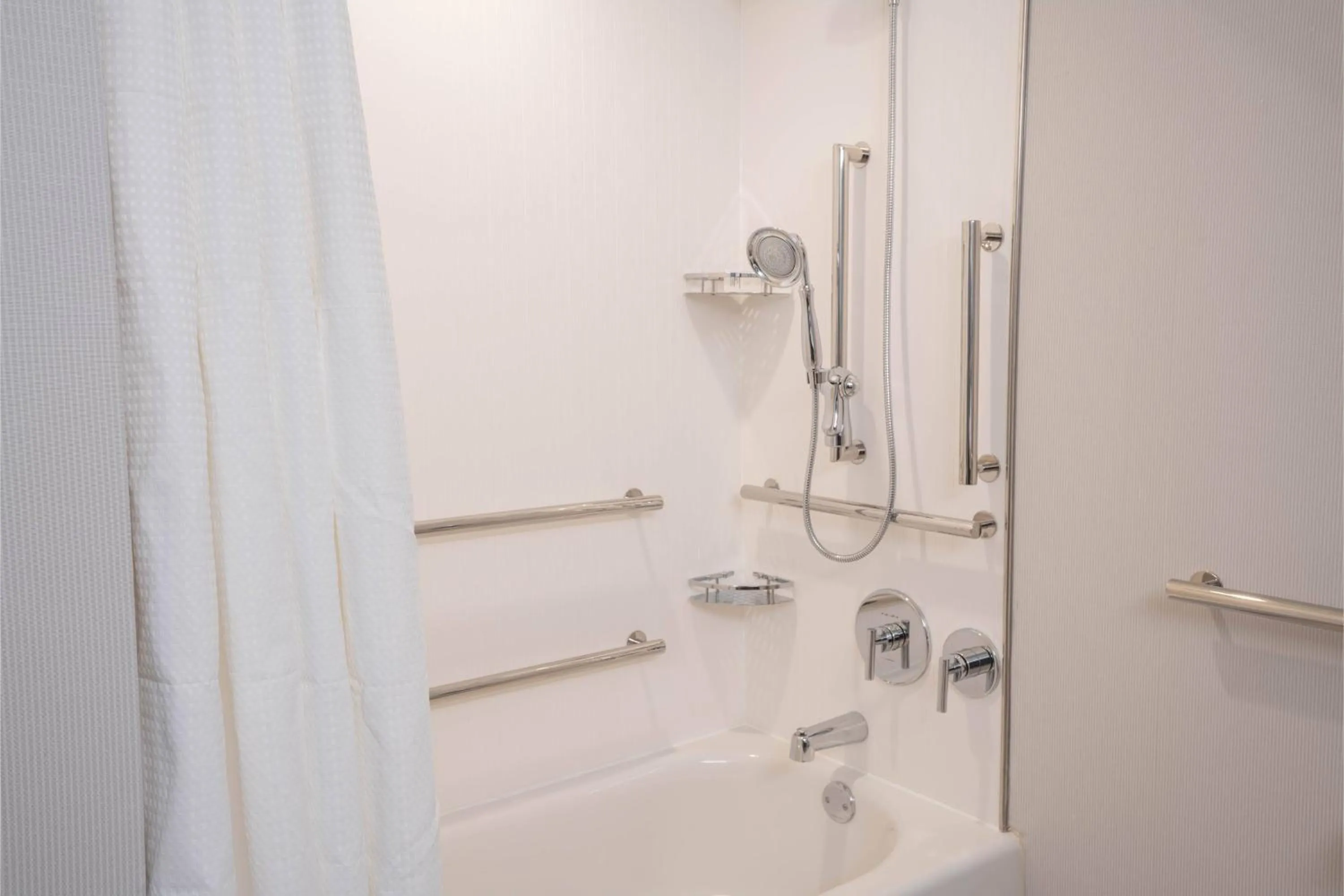 Bathroom in Courtyard by Marriott Thousand Oaks Agoura Hills