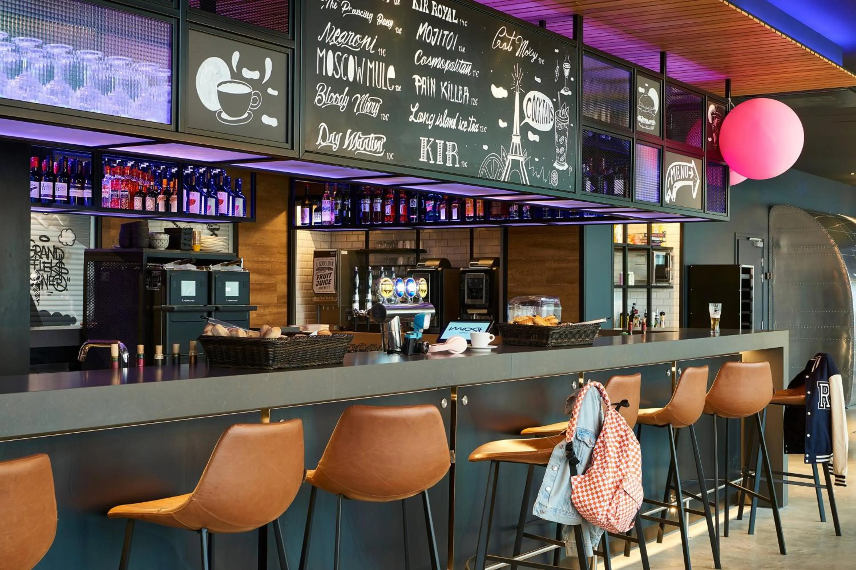 Lounge or bar in Moxy Paris Charles de Gaulle Airport