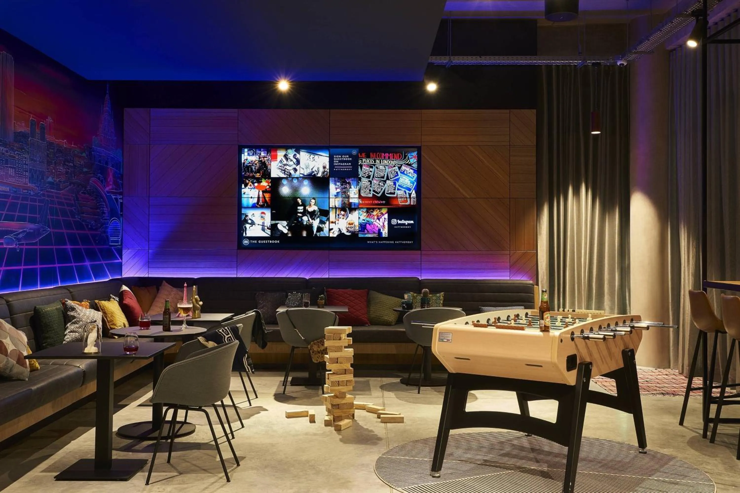 Lounge or bar in Moxy Paris Charles de Gaulle Airport