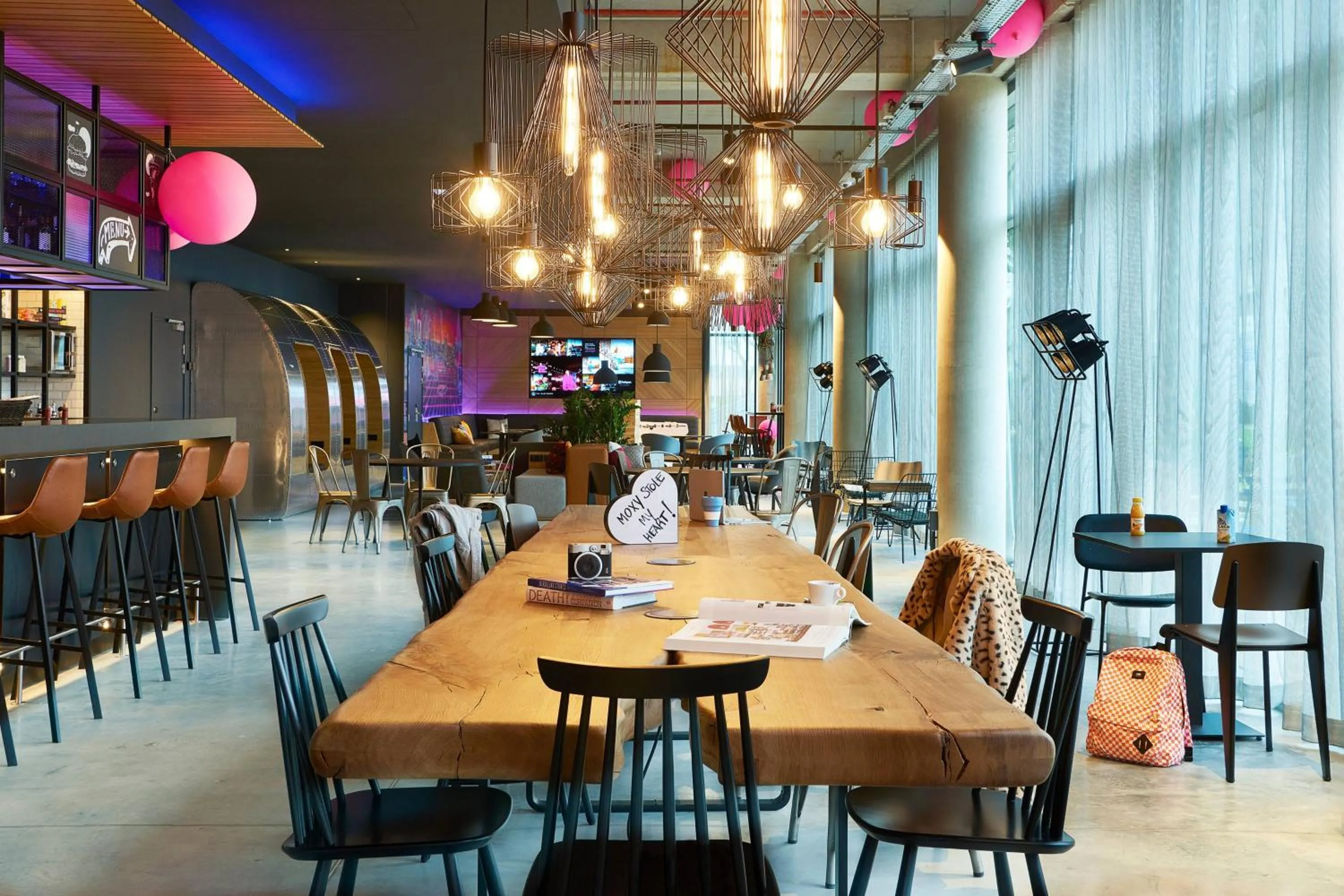 Lounge or bar in Moxy Paris Charles de Gaulle Airport