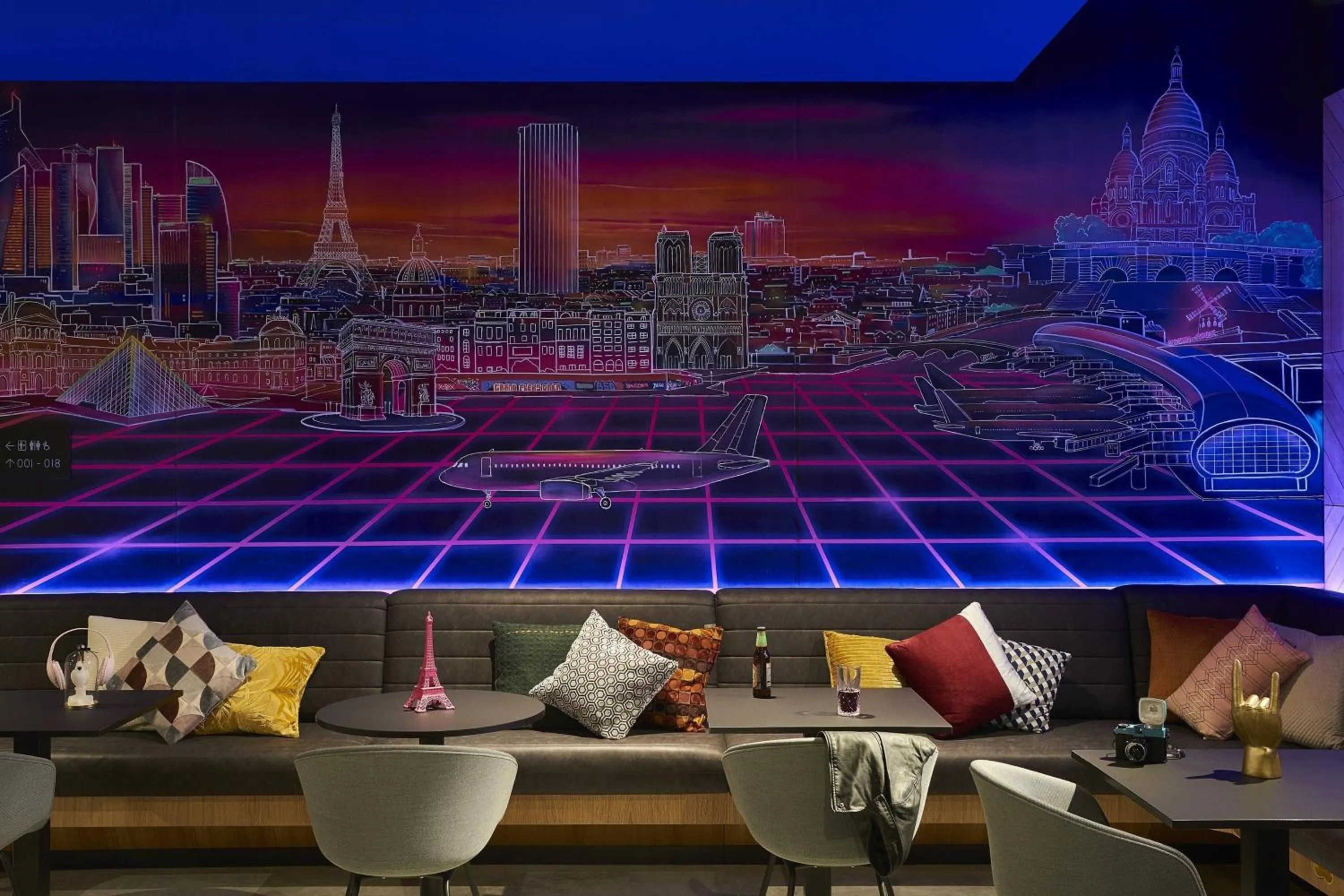 Lounge or bar in Moxy Paris Charles de Gaulle Airport