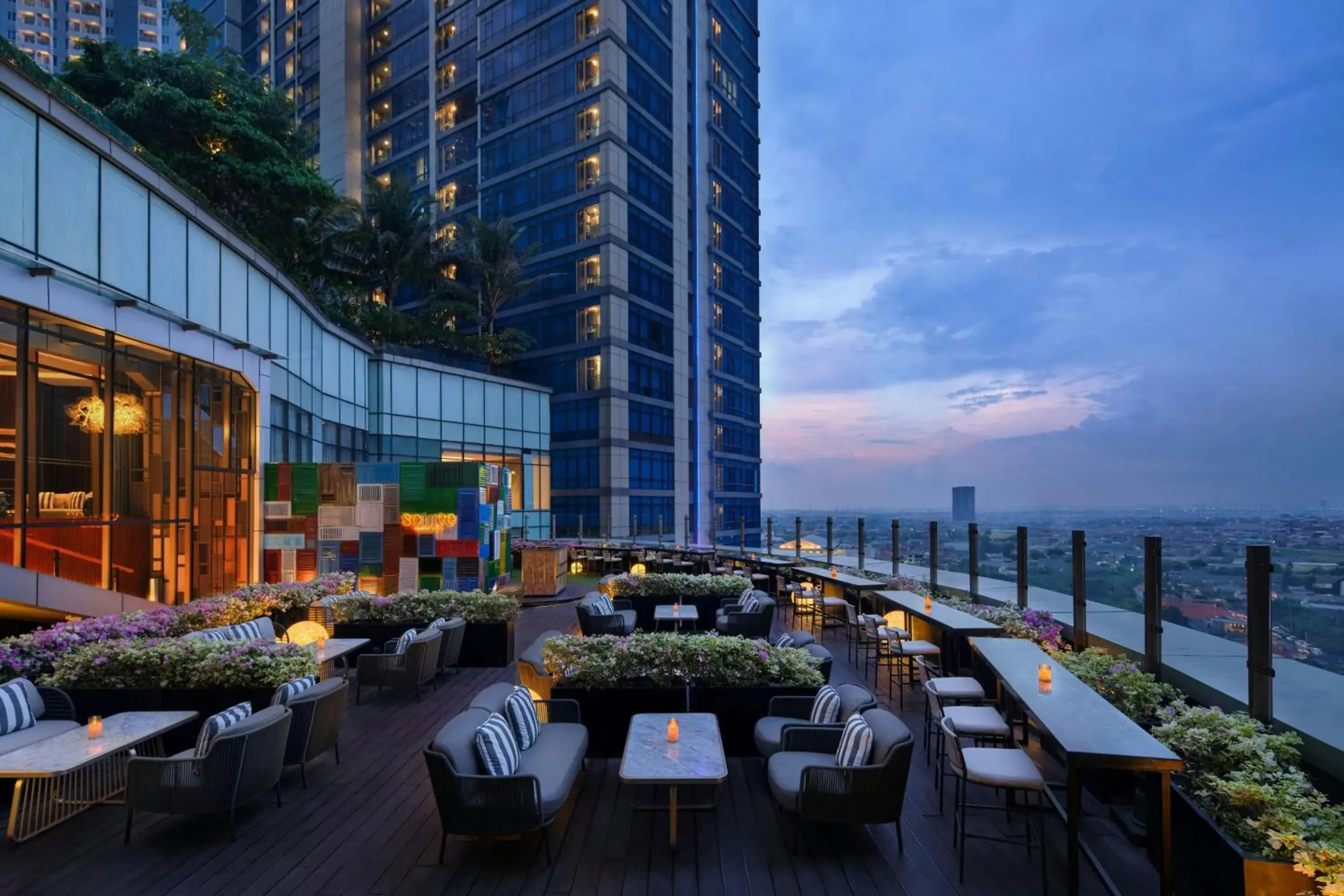 Lounge or bar in Four Points by Sheraton Surabaya, Pakuwon Indah Lounge or bar in Four Points by Sheraton Surabaya, Pakuwon Indah