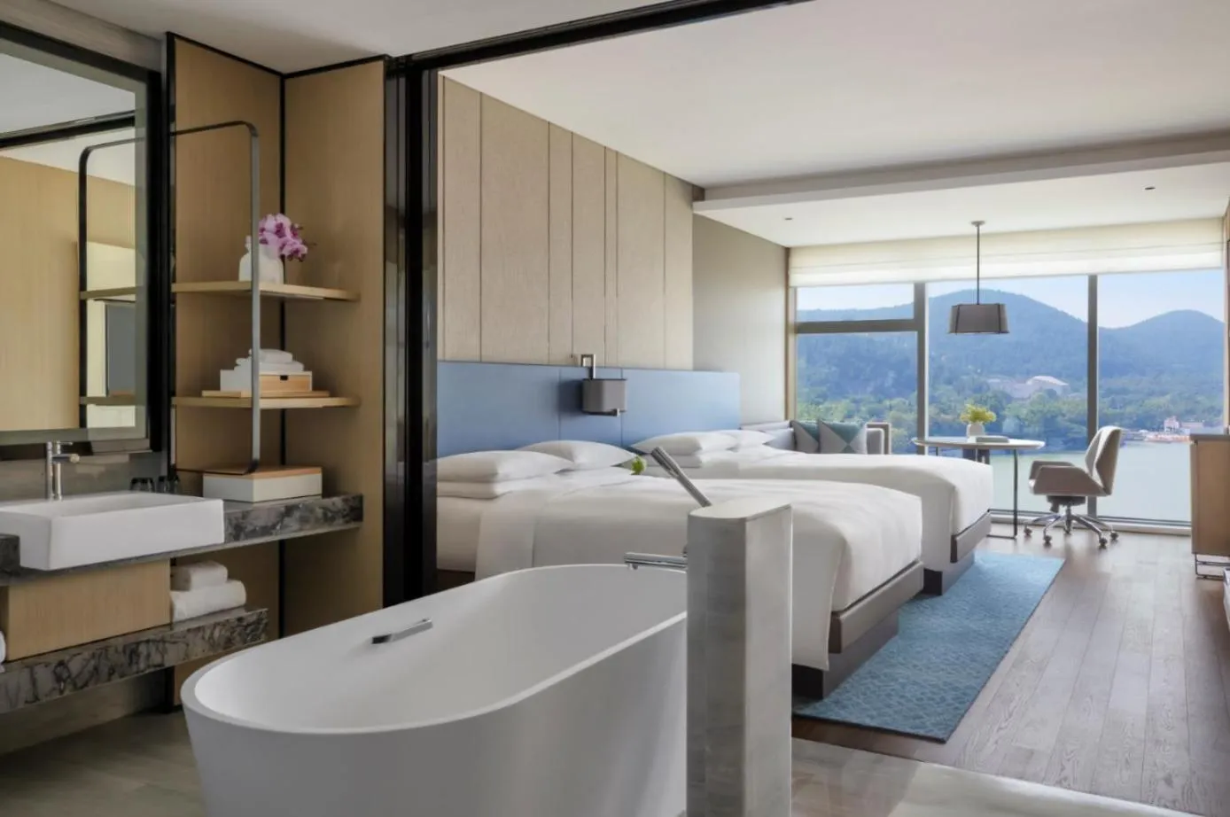 Bedroom, Bed in Xuzhou Marriott Hotel Lakeview