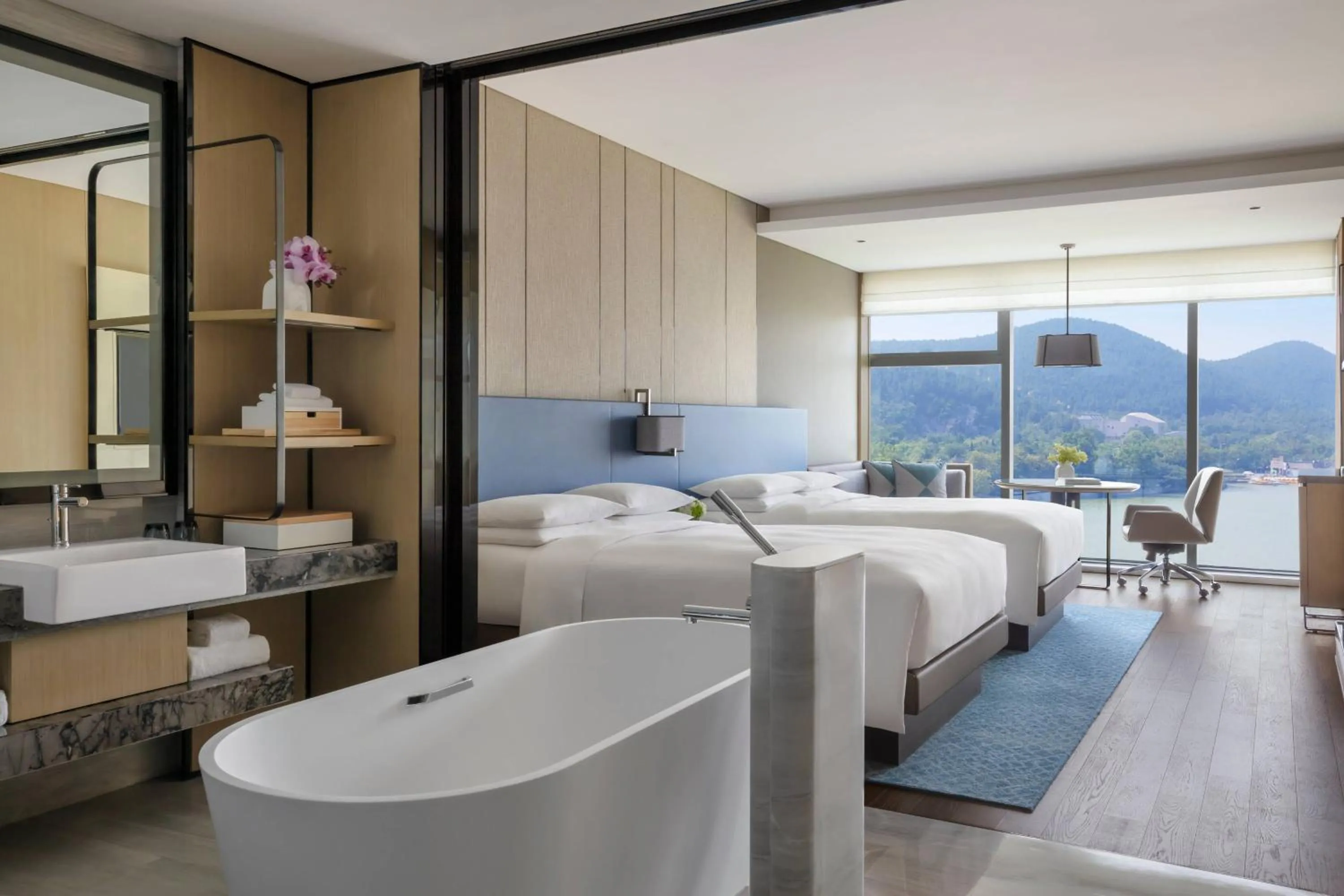 Photo of the whole room, Bed in Xuzhou Marriott Hotel Lakeview