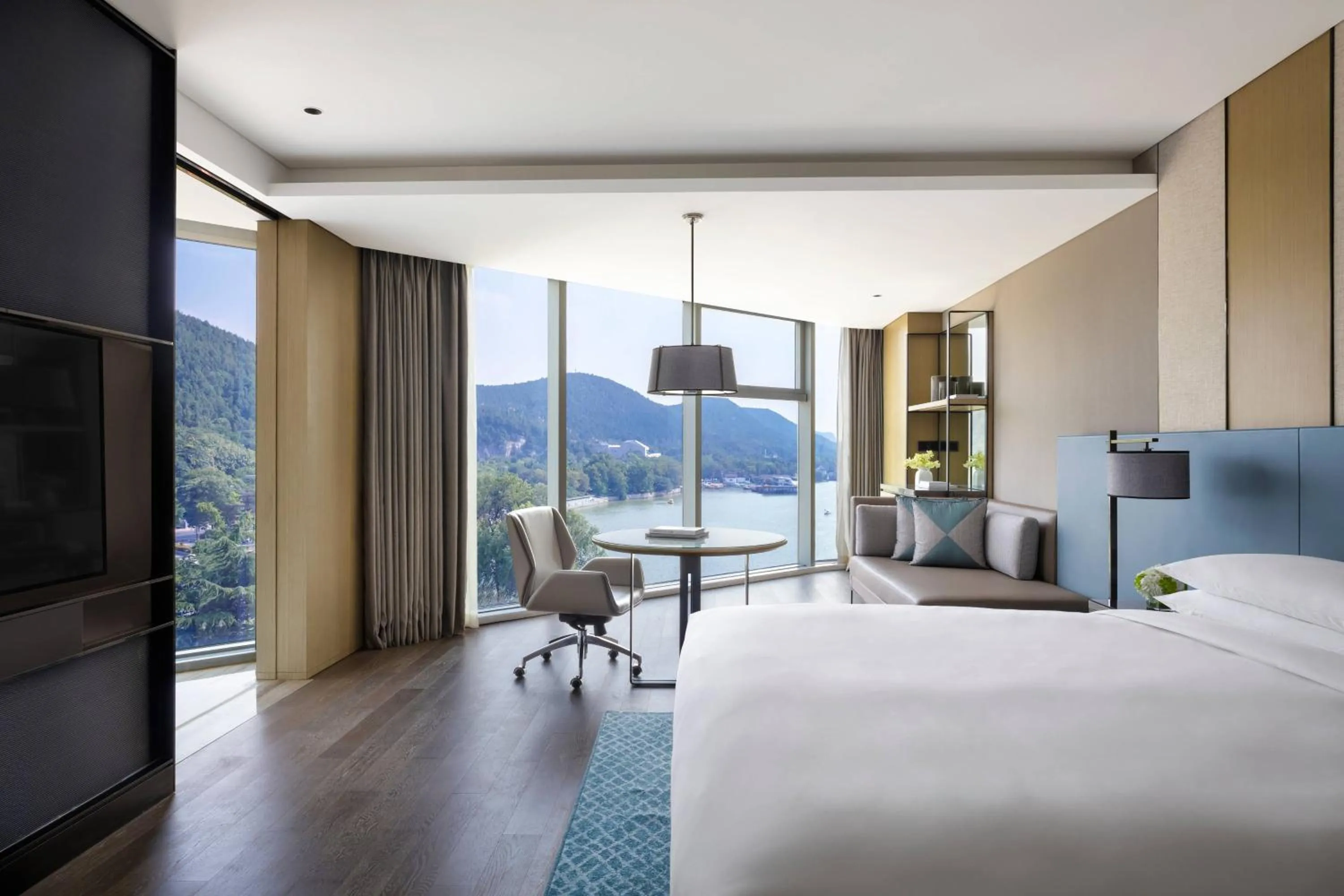 Photo of the whole room, Bed in Xuzhou Marriott Hotel Lakeview