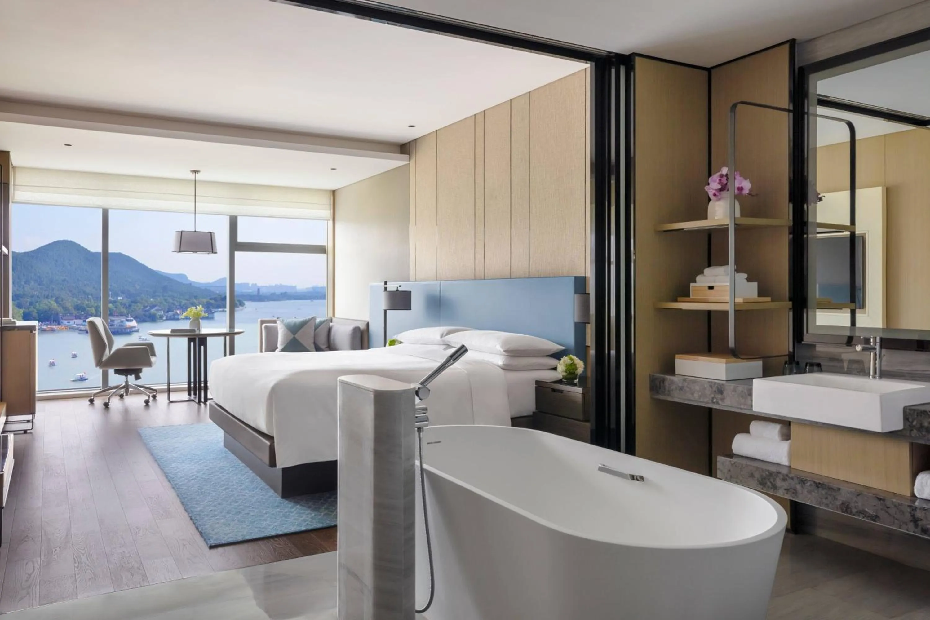 Photo of the whole room, Bed in Xuzhou Marriott Hotel Lakeview