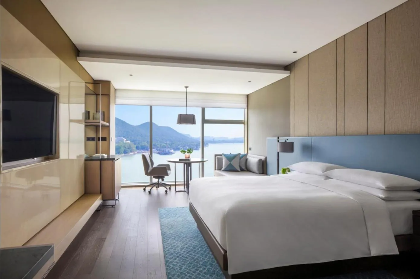 Photo of the whole room, Bed in Xuzhou Marriott Hotel Lakeview