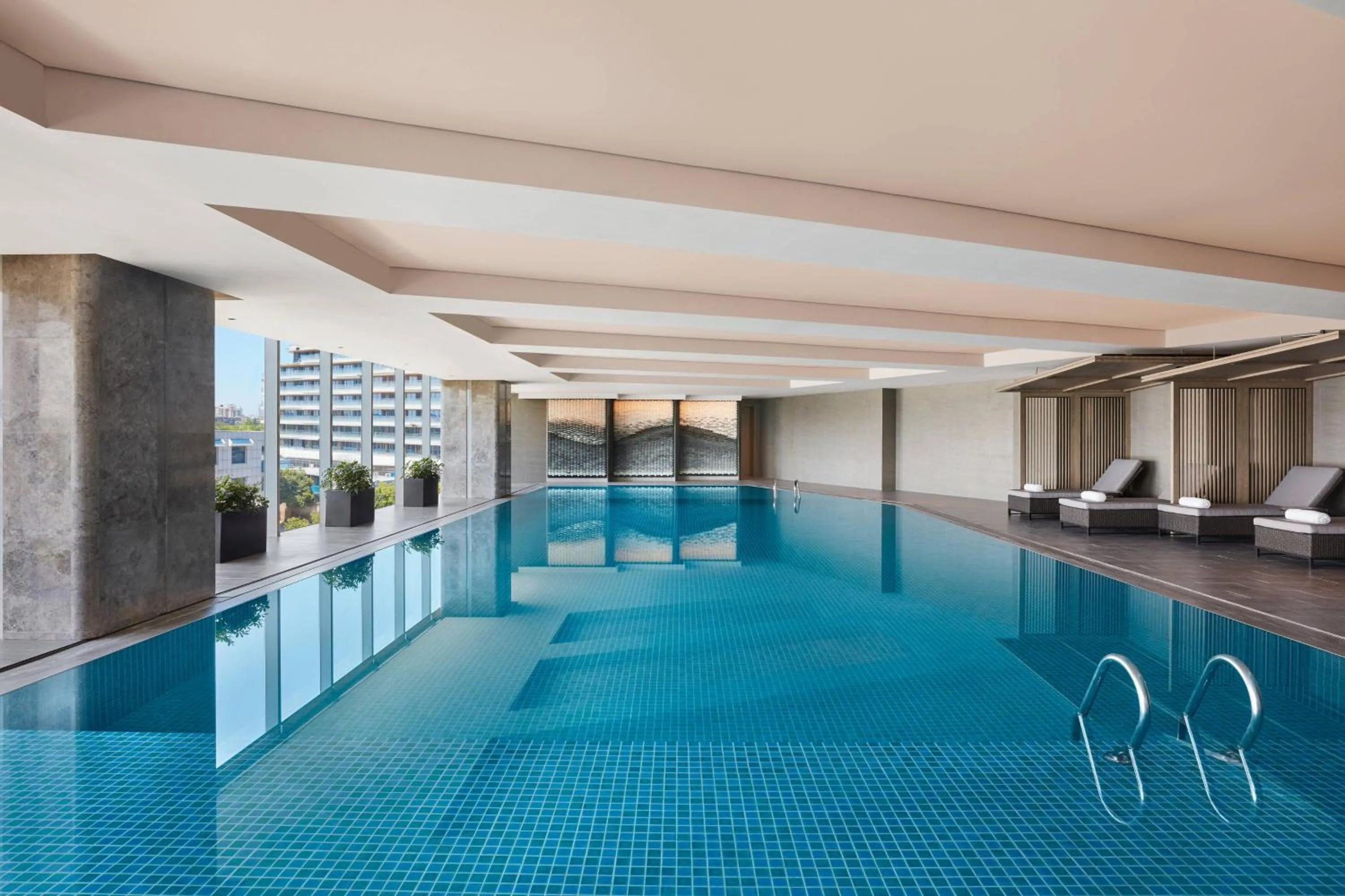 Swimming pool in Xuzhou Marriott Hotel Lakeview