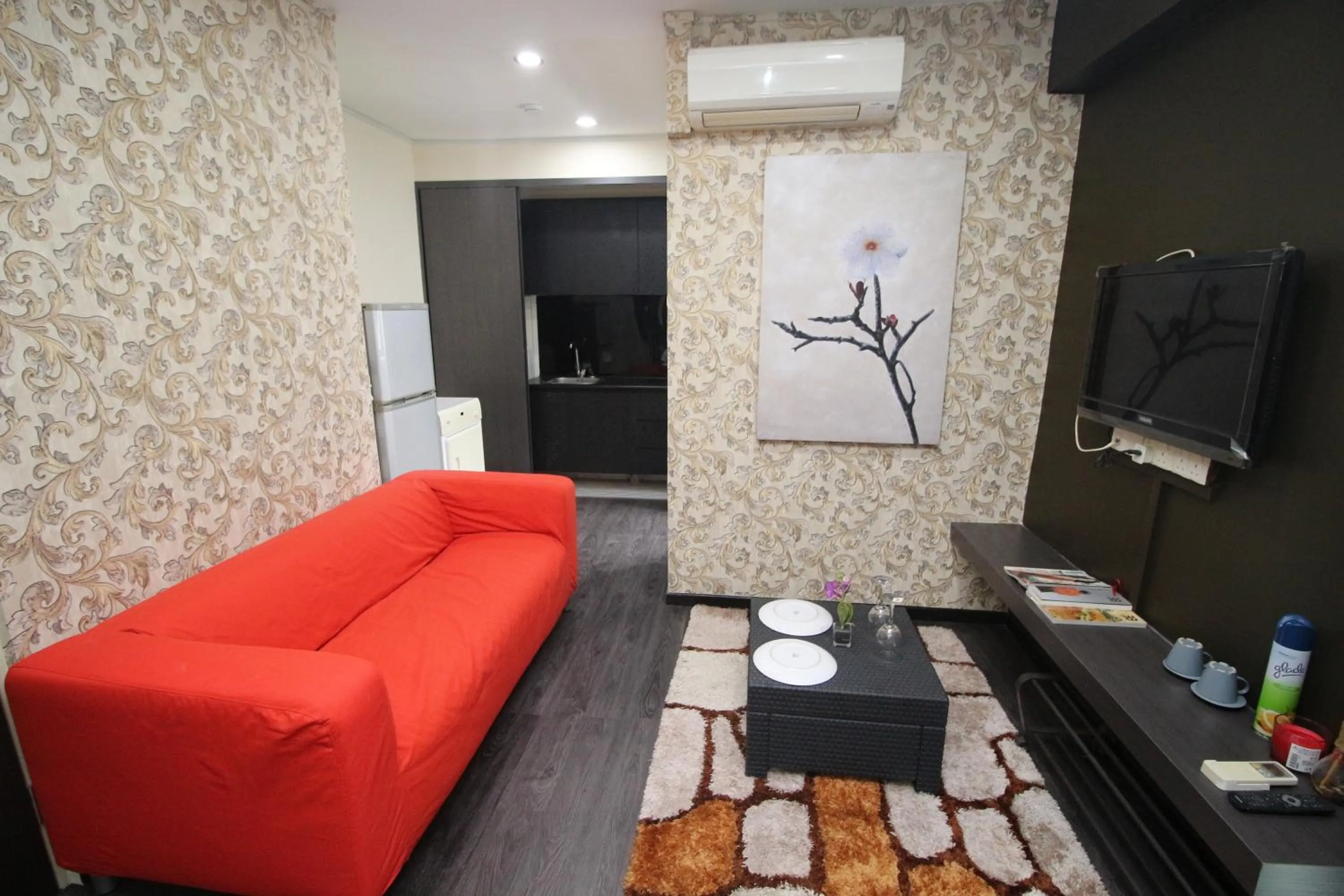 TV and multimedia in JJH Serviced Apartments near Serangoon MRT