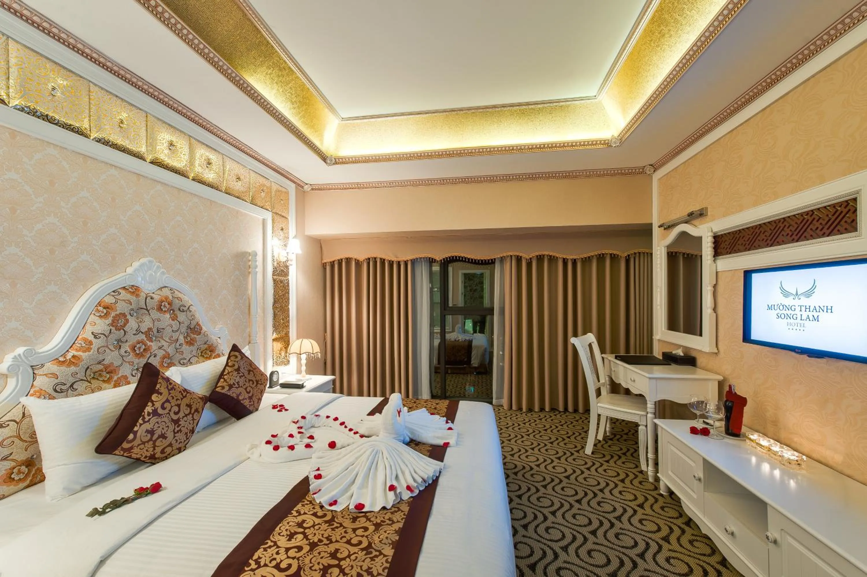 Bed in Muong Thanh Luxury Song Lam Hotel