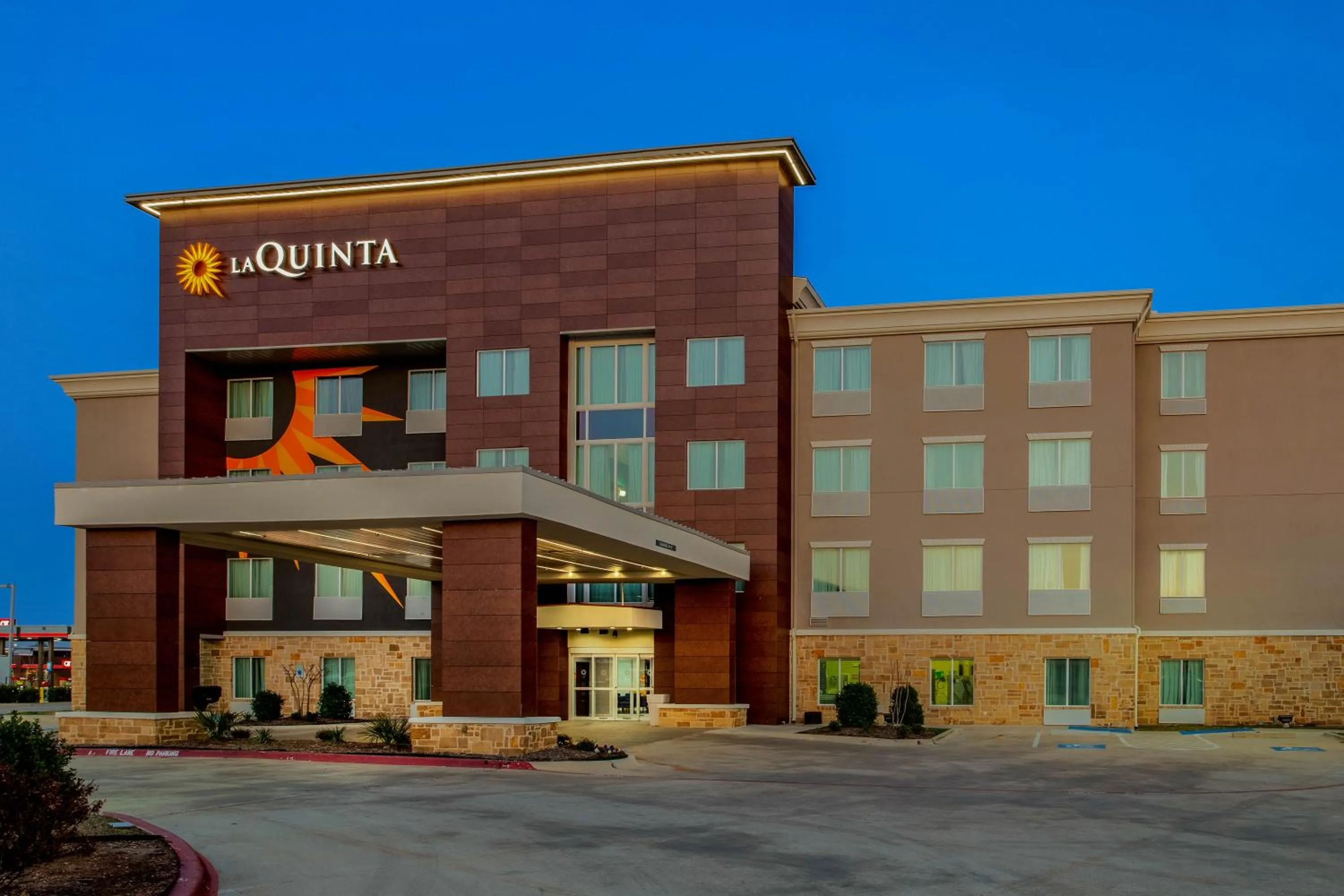 Property building in La Quinta Inn & Suites by Wyndham Northlake Ft. Worth