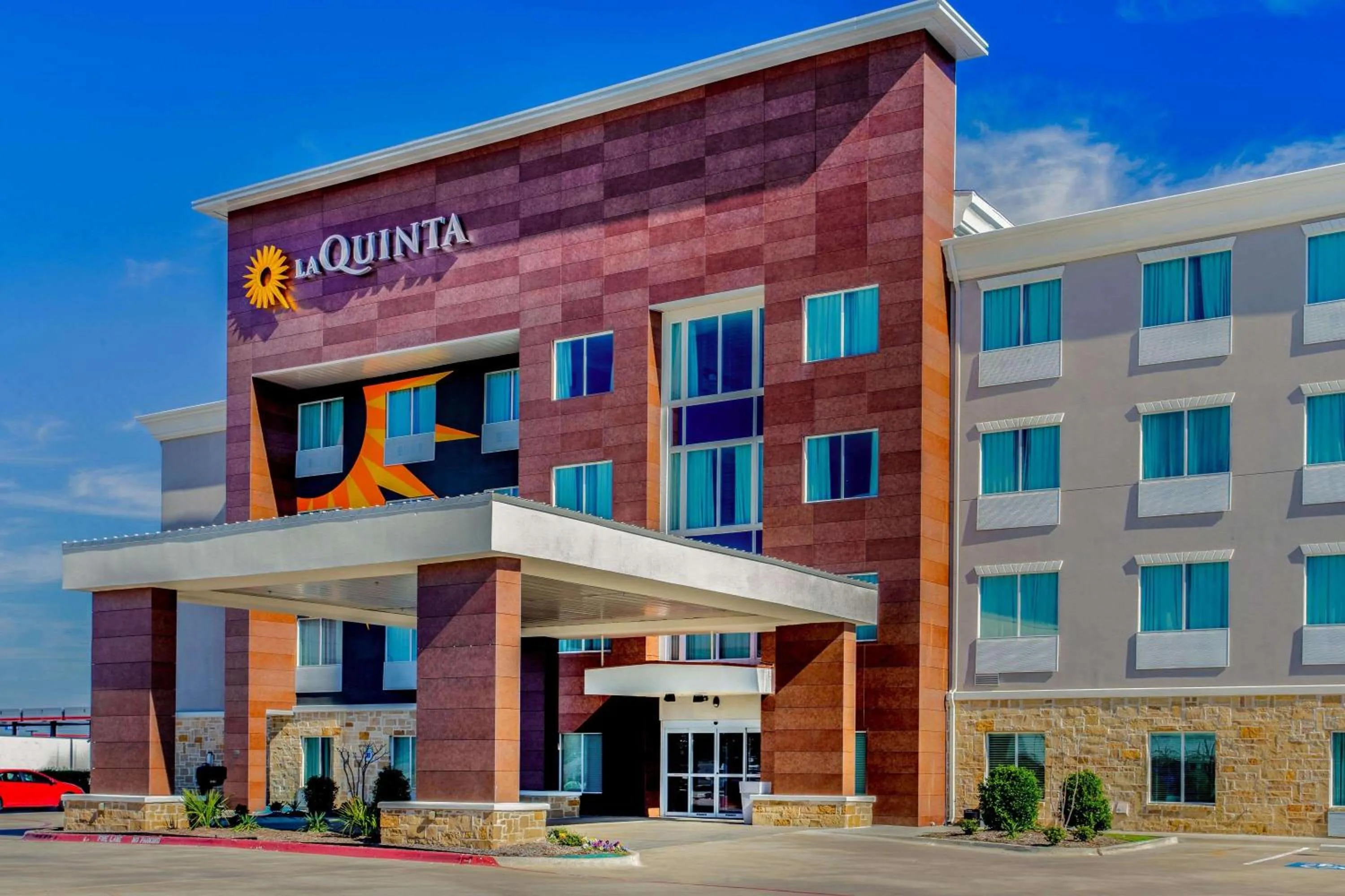 Property building in La Quinta Inn & Suites by Wyndham Northlake Ft. Worth