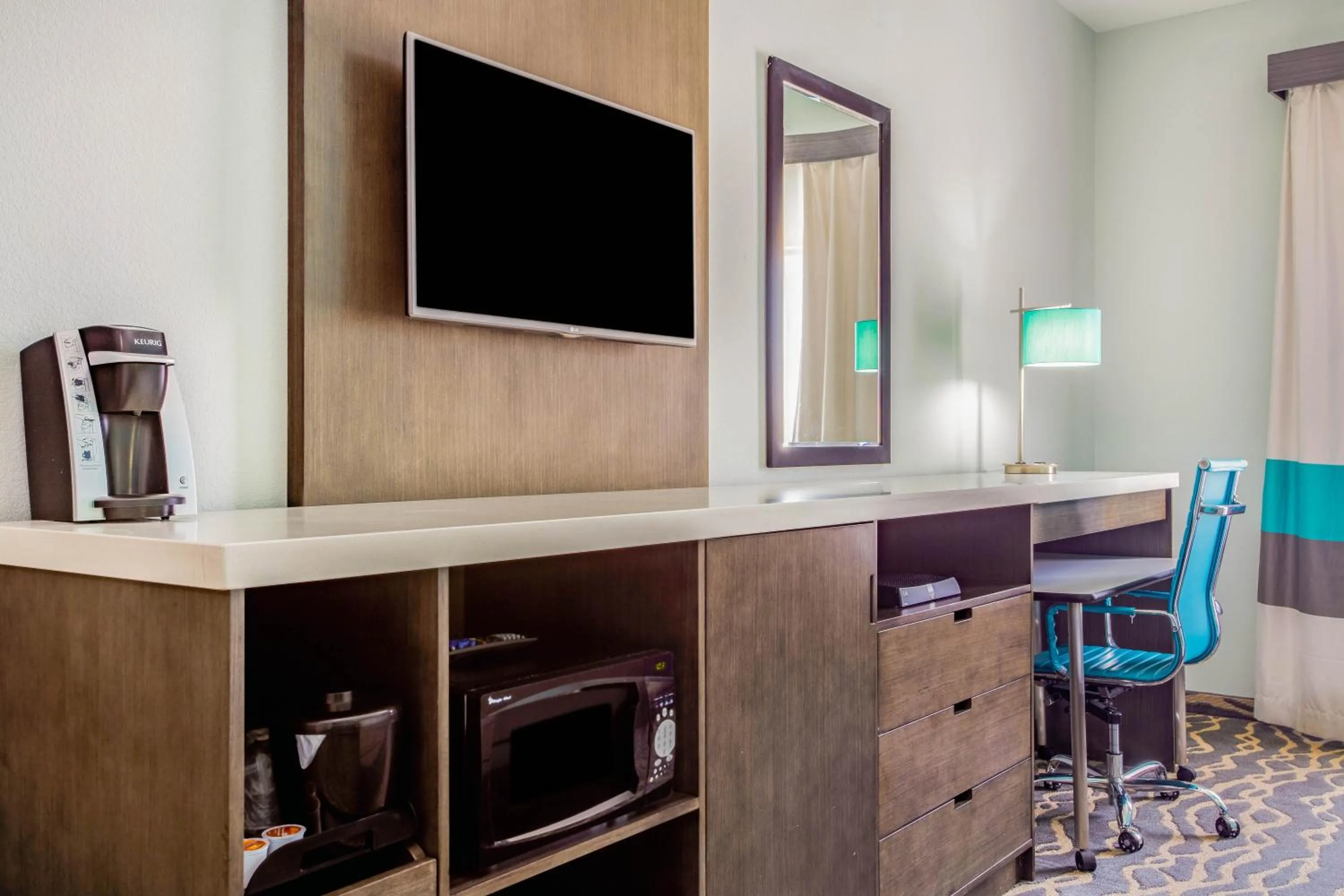 TV and multimedia in La Quinta Inn & Suites by Wyndham Northlake Ft. Worth