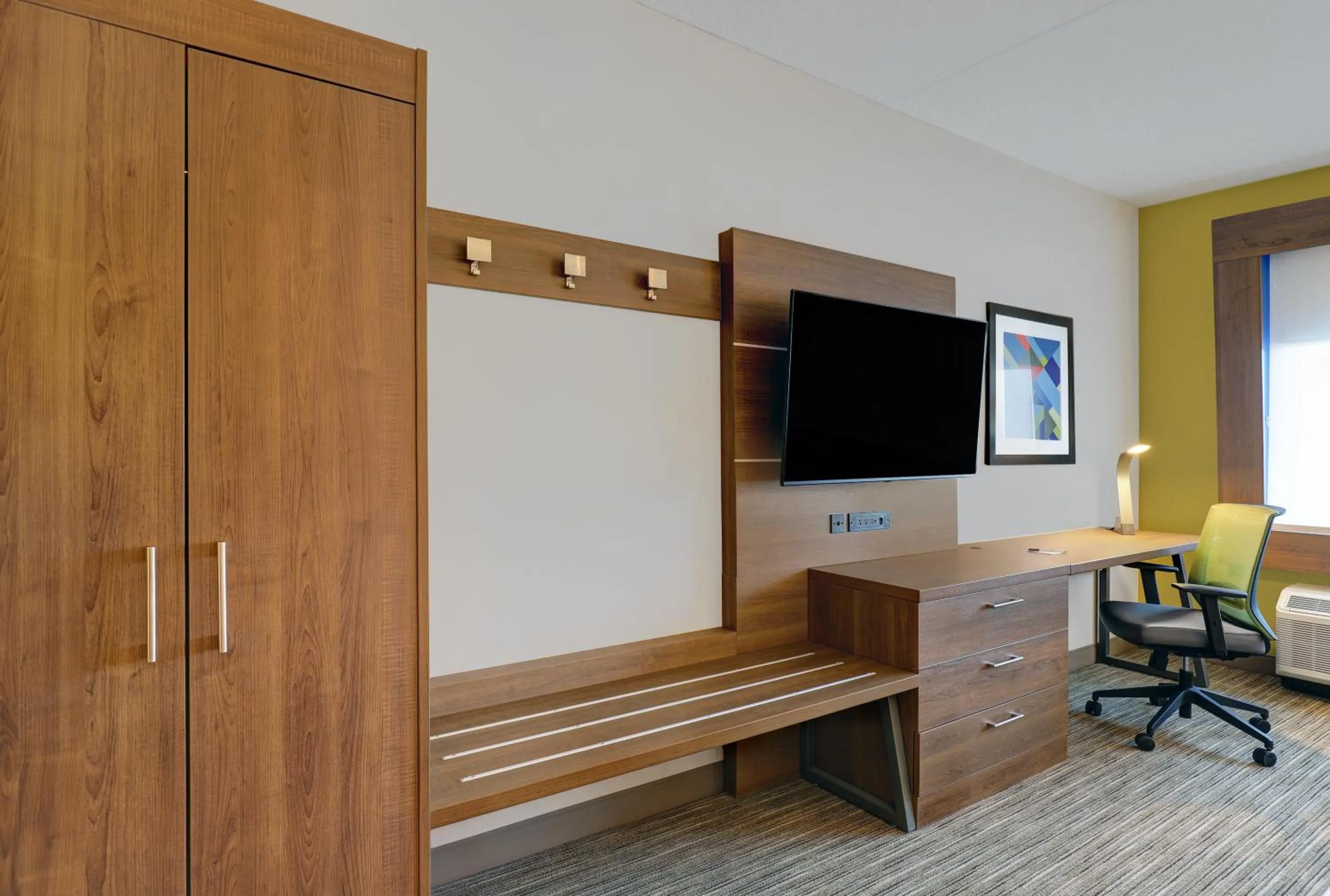 TV and multimedia in Holiday Inn Express - Kingston West by IHG