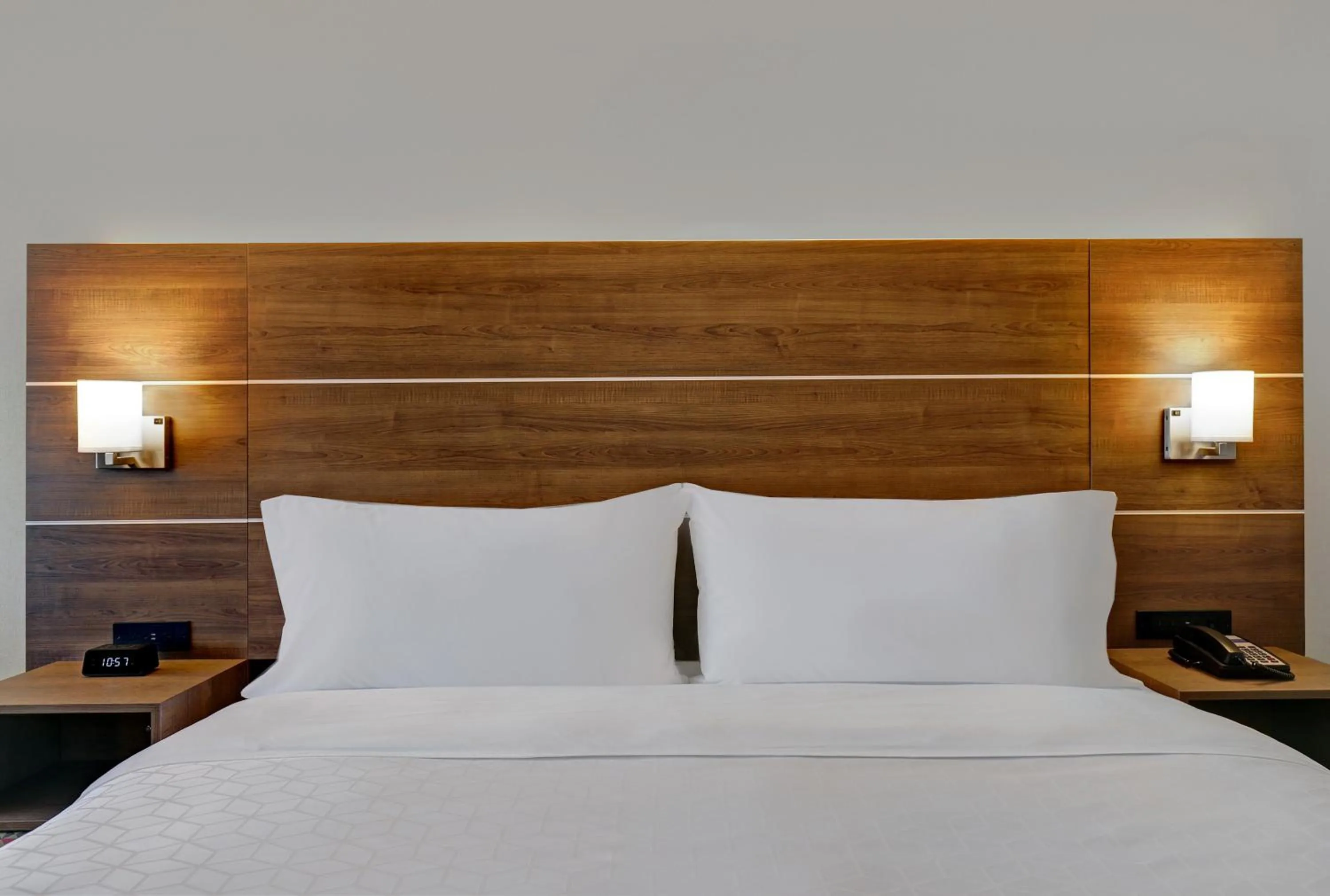 Photo of the whole room, Bed in Holiday Inn Express - Kingston West by IHG