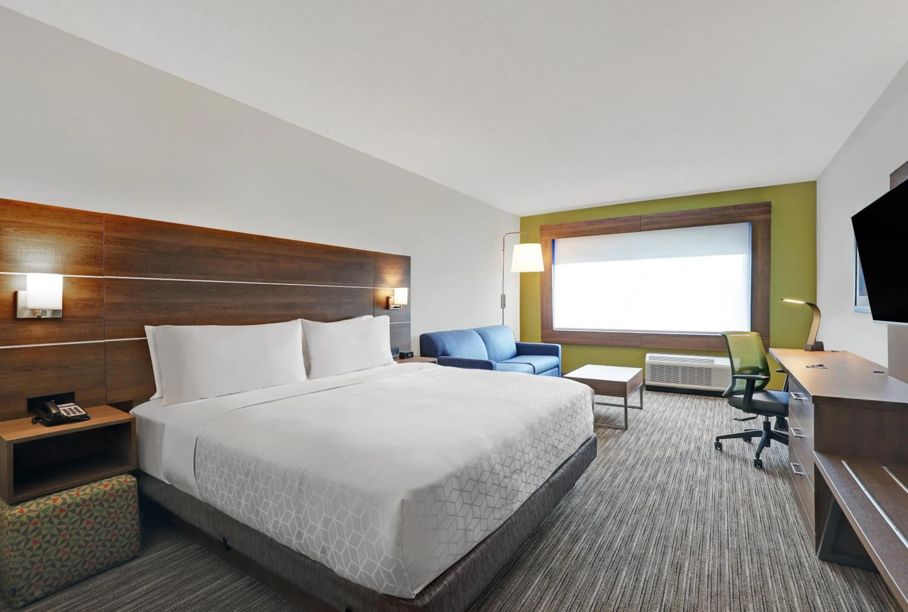 Photo of the whole room, Bed in Holiday Inn Express - Kingston West by IHG