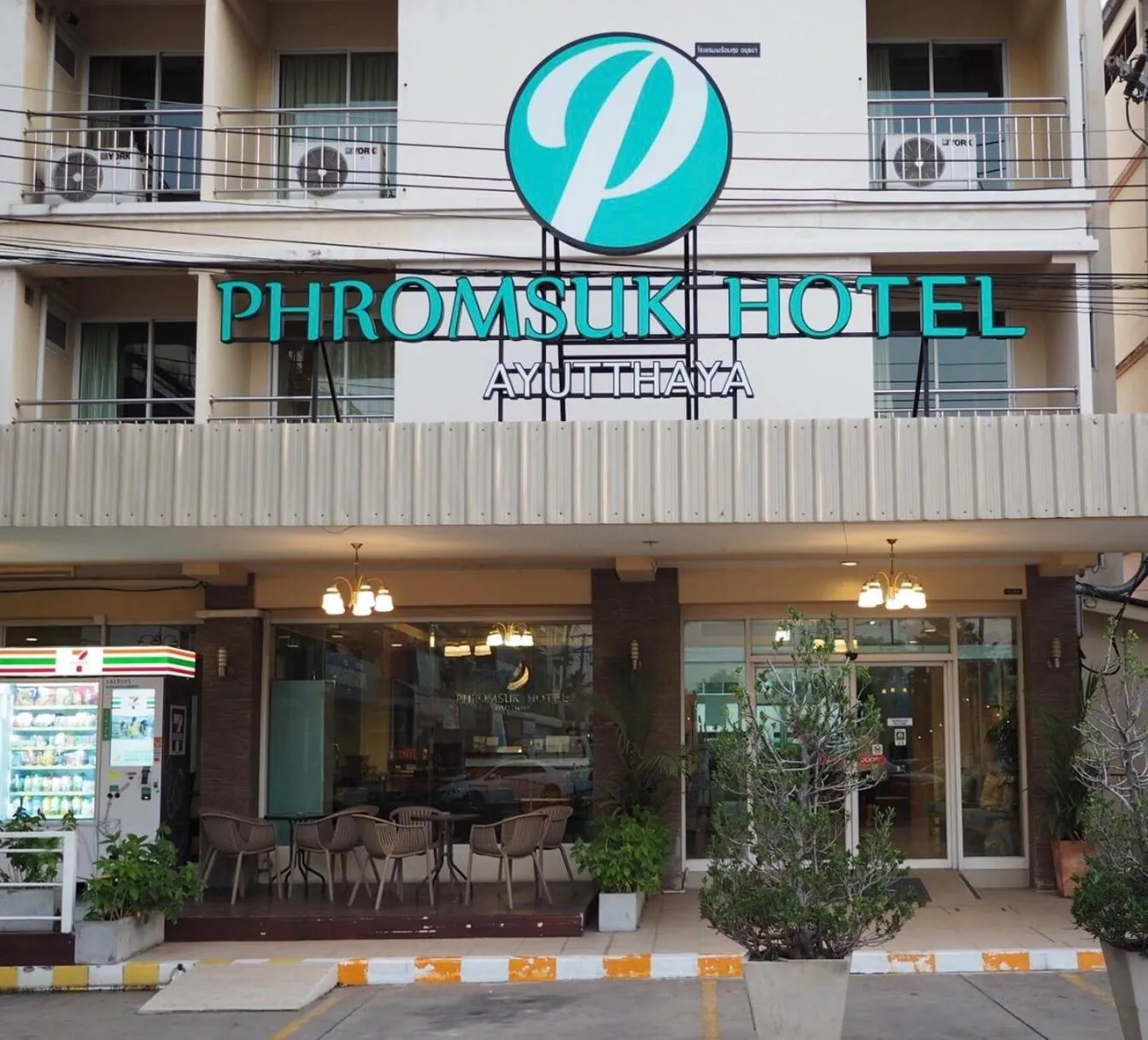 Facade/entrance in Phromsuk Hotel Ayutthaya