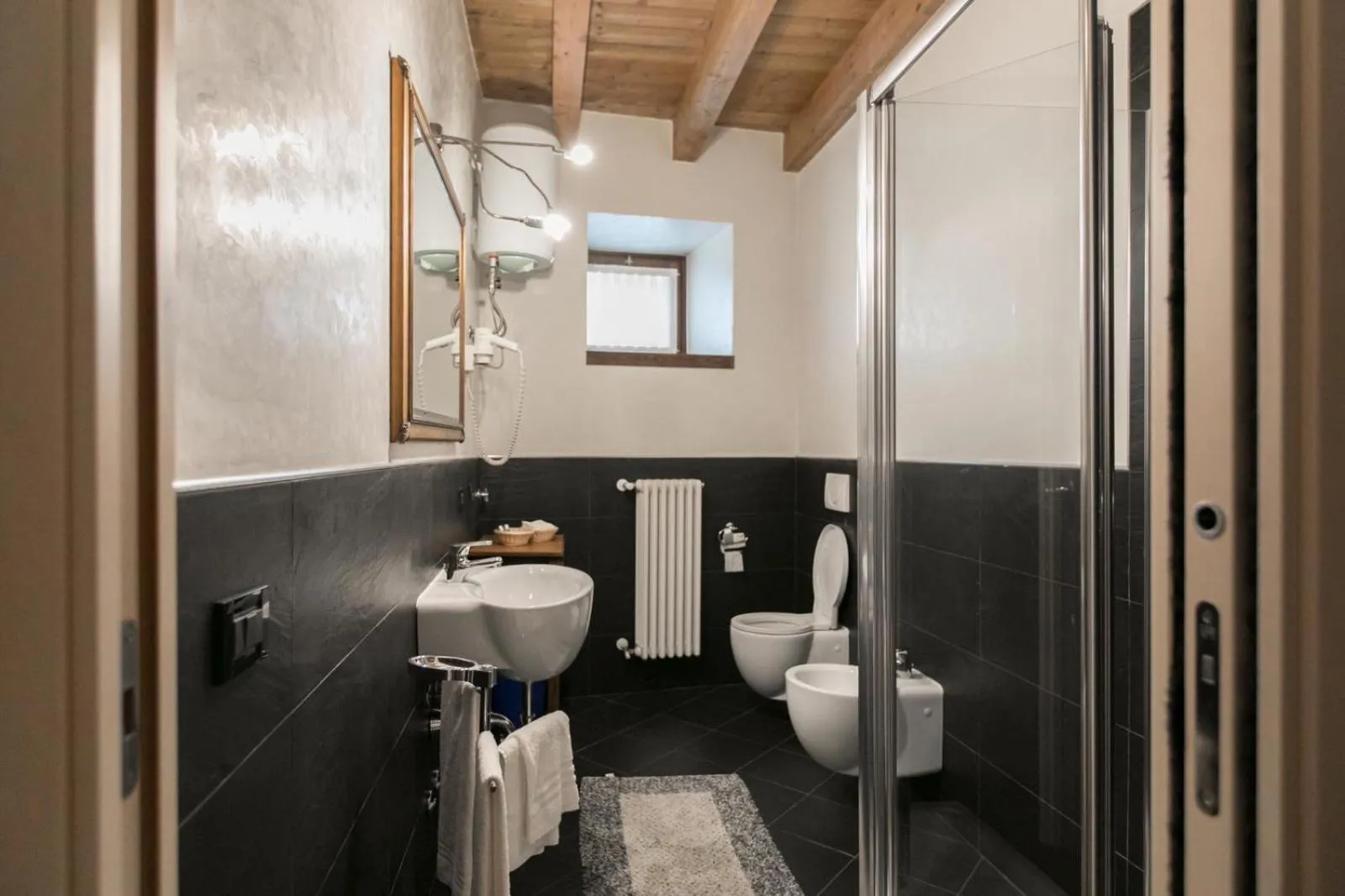 Bathroom in Fontanile Relais - Valcalepio Lounge