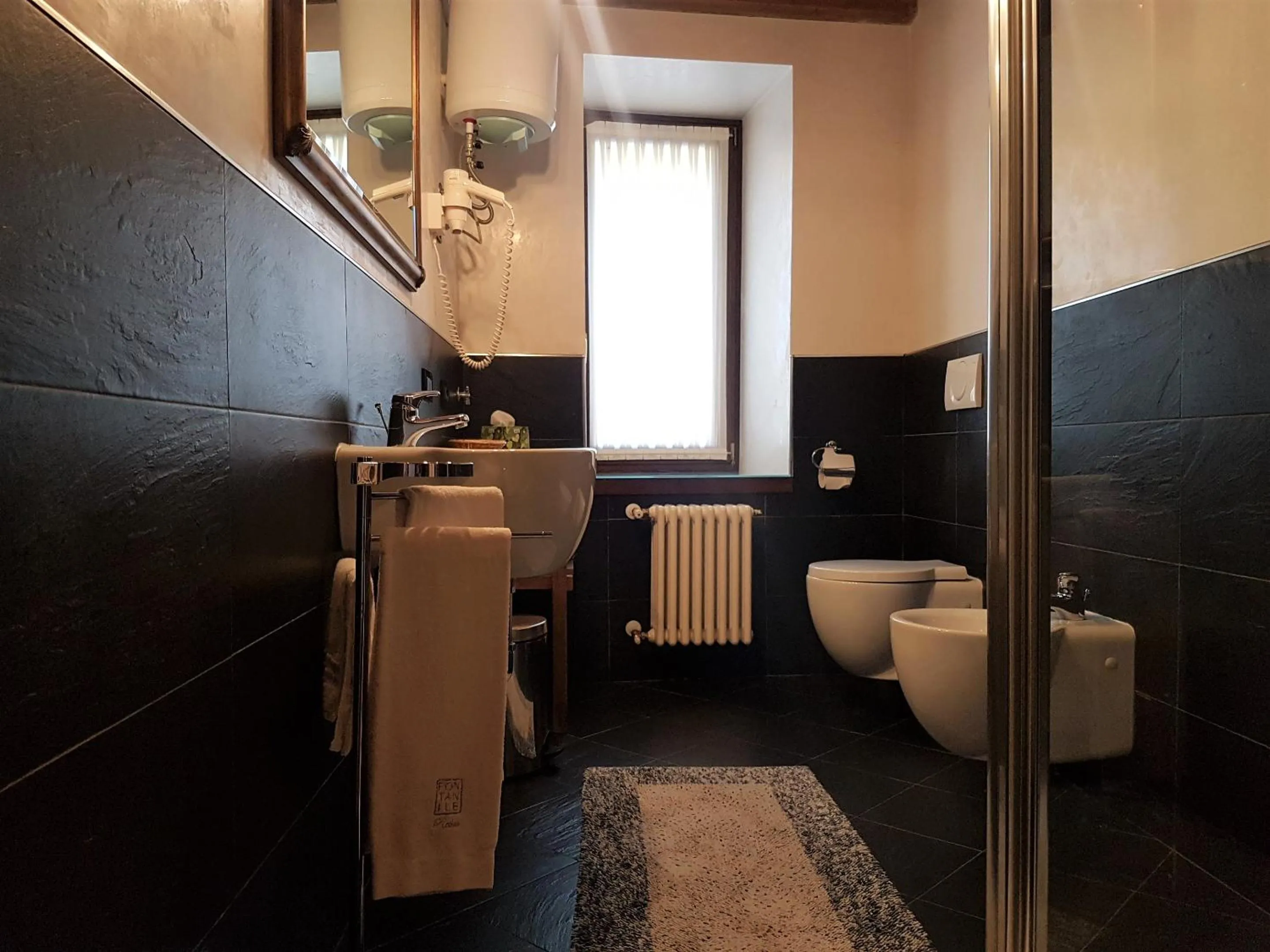 Bathroom in Fontanile Relais - Valcalepio Lounge