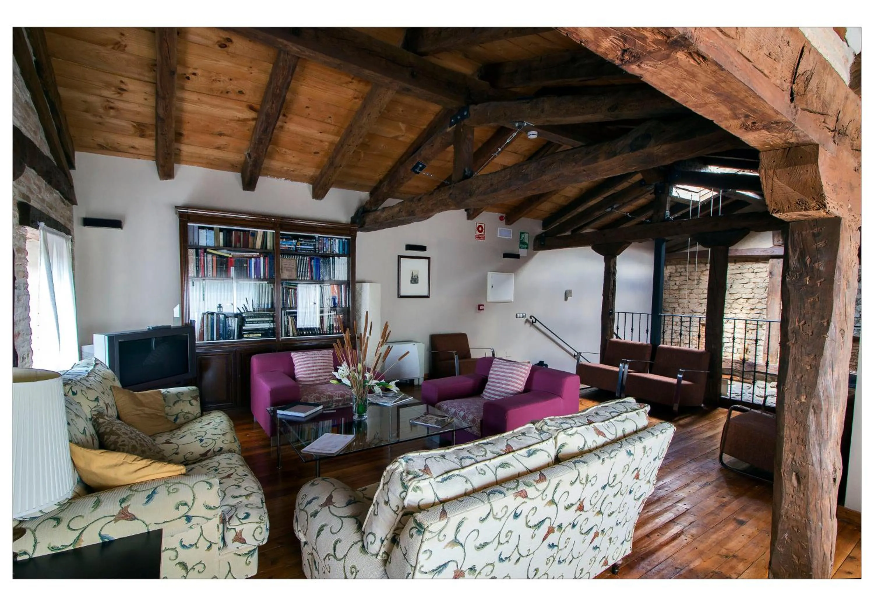Library in Posada La Casona de Valbuena