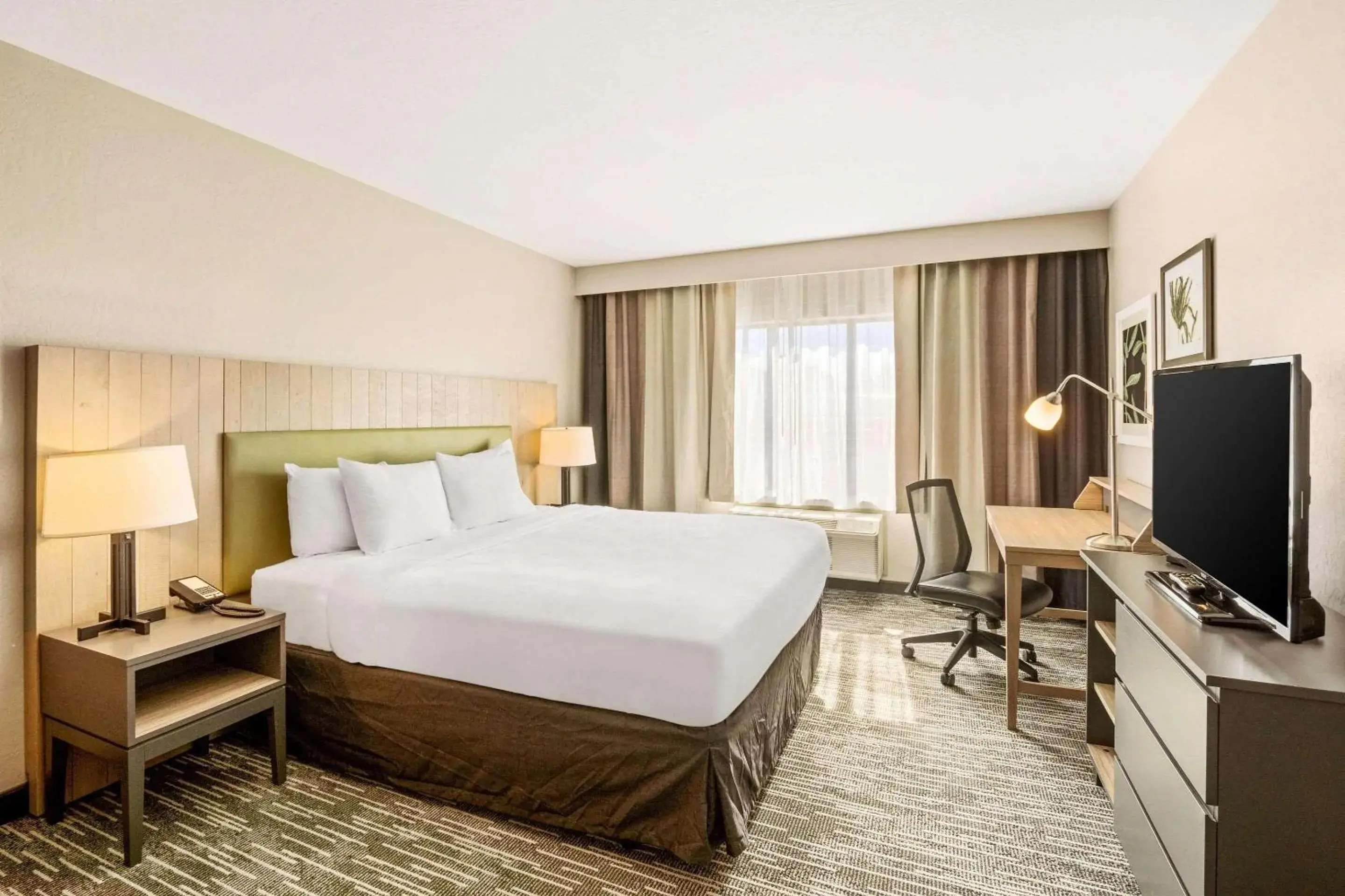 Bedroom, Bed in Country Inn & Suites by Radisson, Flagstaff Downtown, AZ Bedroom, Bed in Country Inn & Suites by Radisson, Flagstaff Downtown, AZ