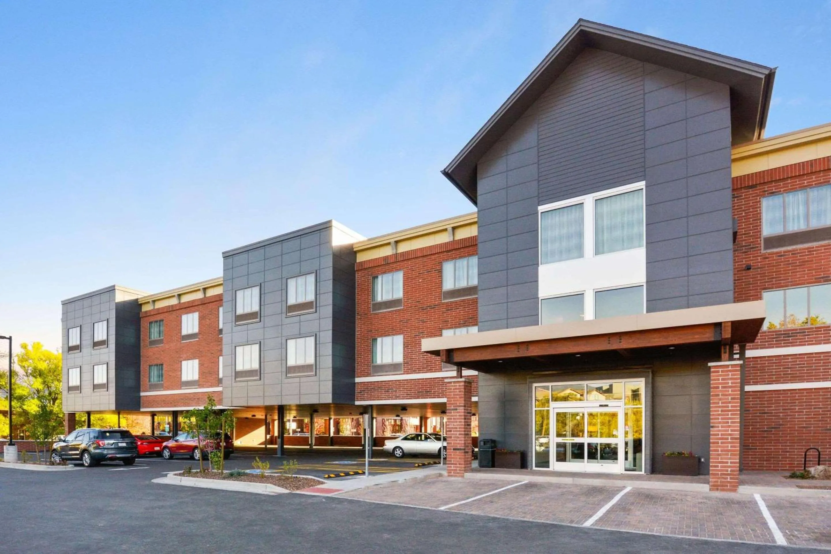 Property building in Country Inn & Suites by Radisson, Flagstaff Downtown, AZ