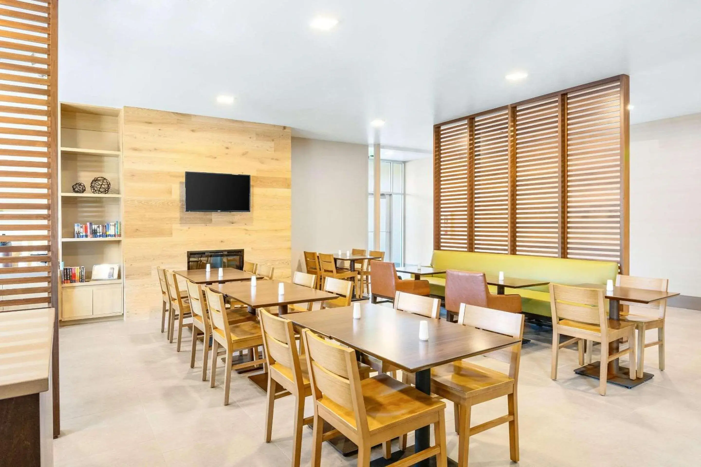 Breakfast in Country Inn & Suites by Radisson, Flagstaff Downtown, AZ Breakfast in Country Inn & Suites by Radisson, Flagstaff Downtown, AZ