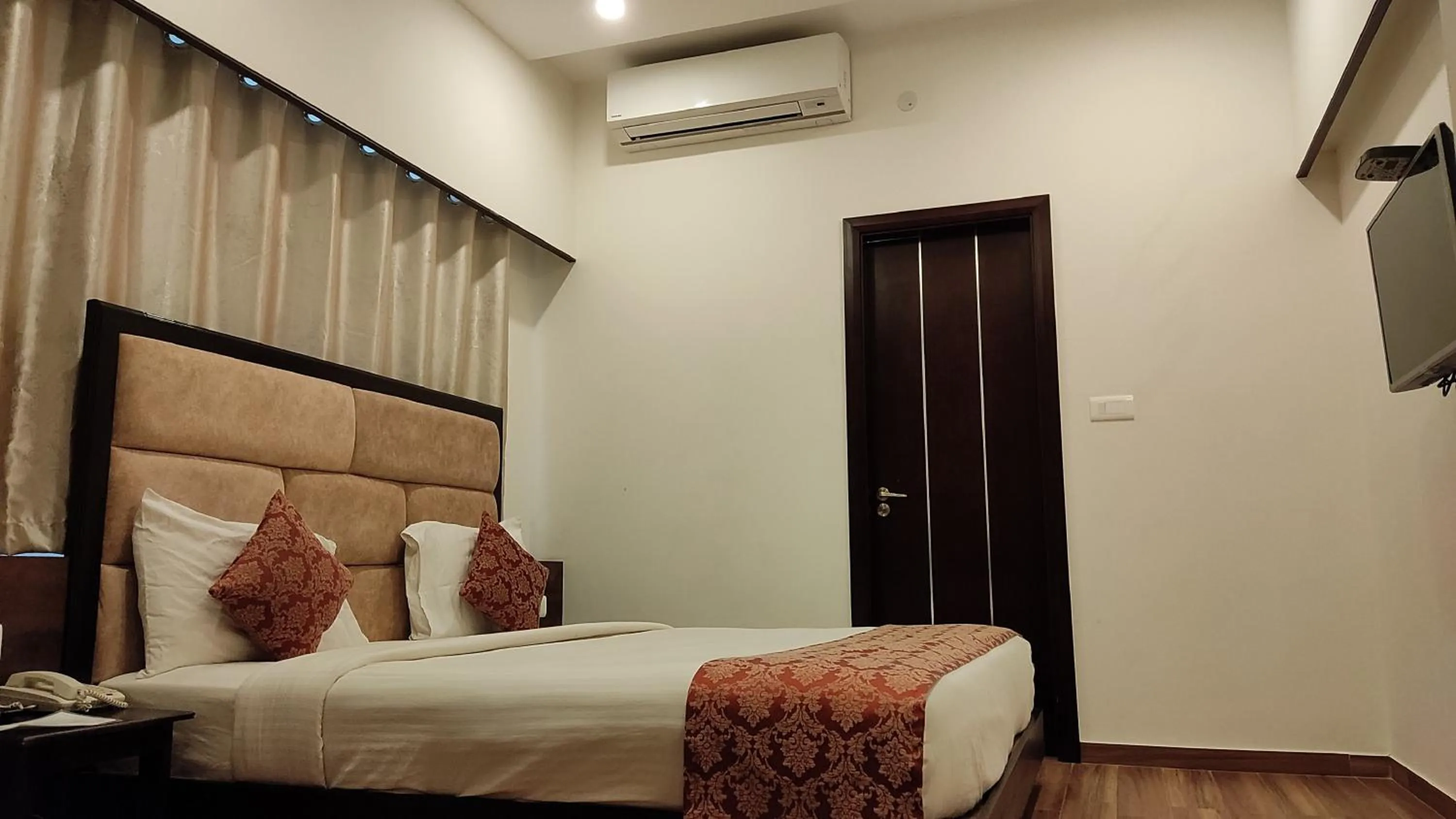 Bedroom, Bed in The Continentti Whitefield