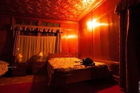 Bed in Houseboat Lily of Nageen