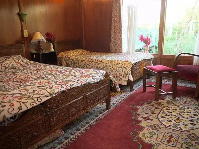 Bed in Houseboat Lily of Nageen