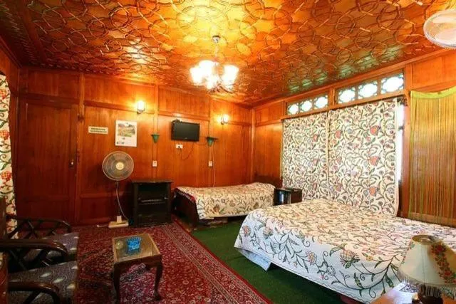 Photo of the whole room, Bed in Houseboat Lily of Nageen