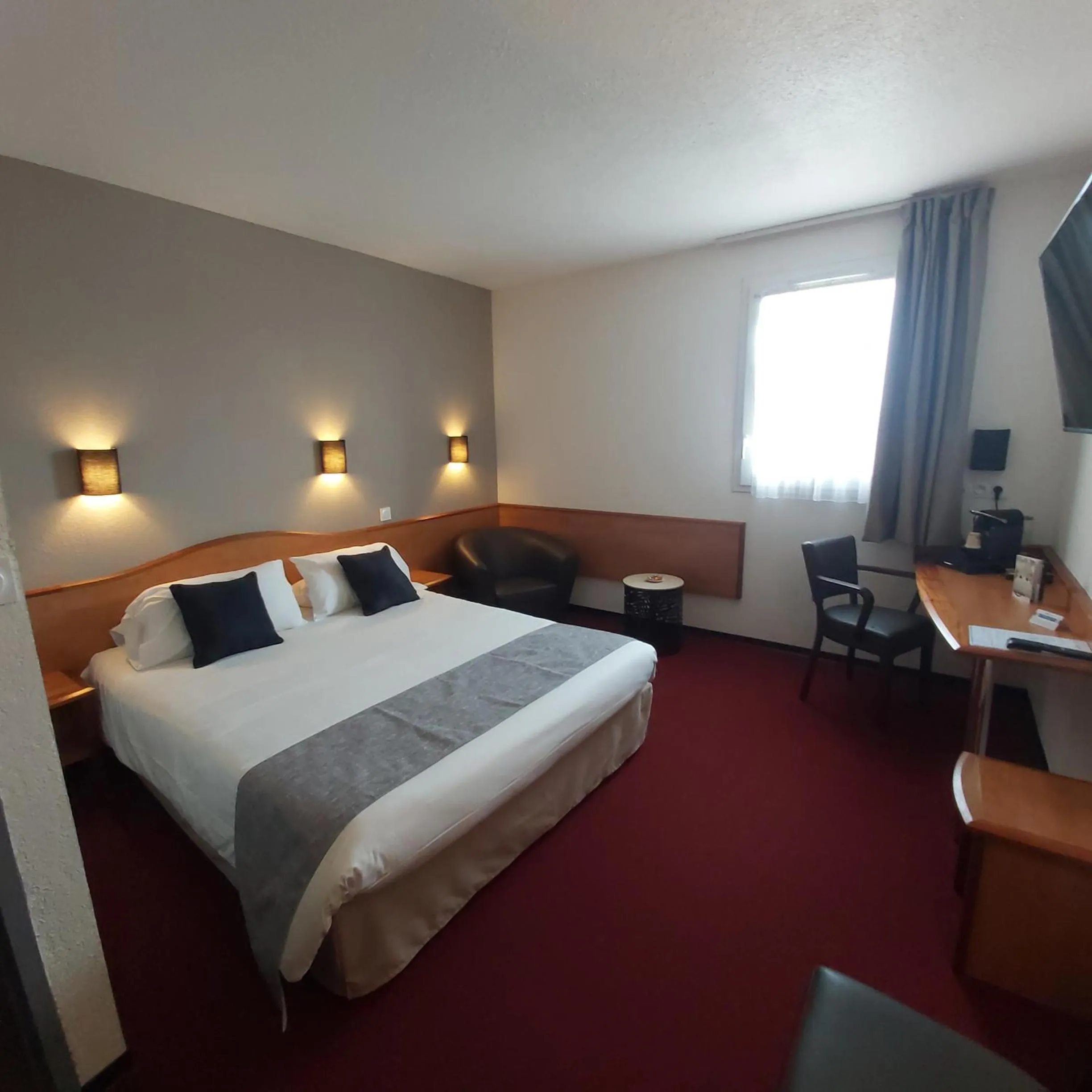 Photo of the whole room, Bed in Brit Hotel Confort Villeneuve Sur Lot
