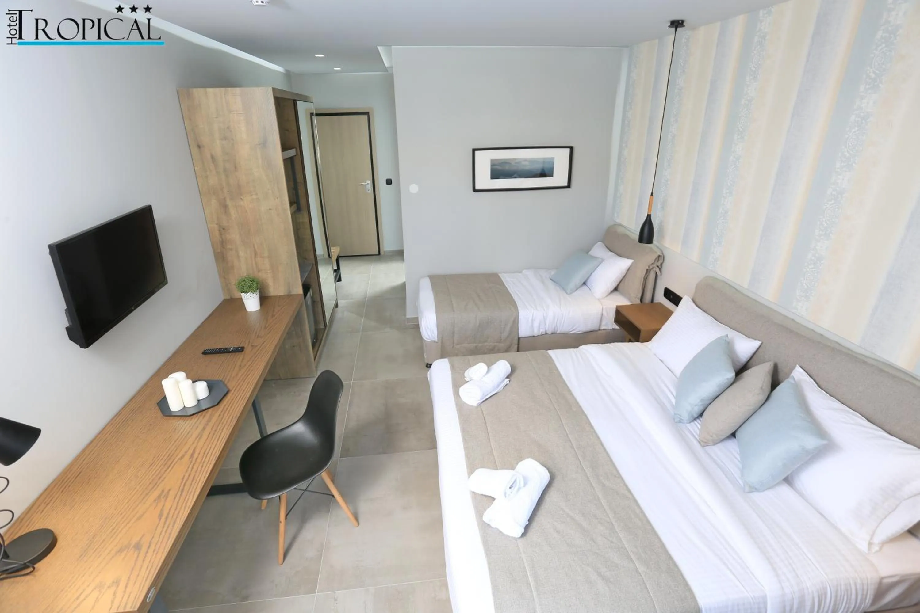 Photo of the whole room, Bed in Tropical