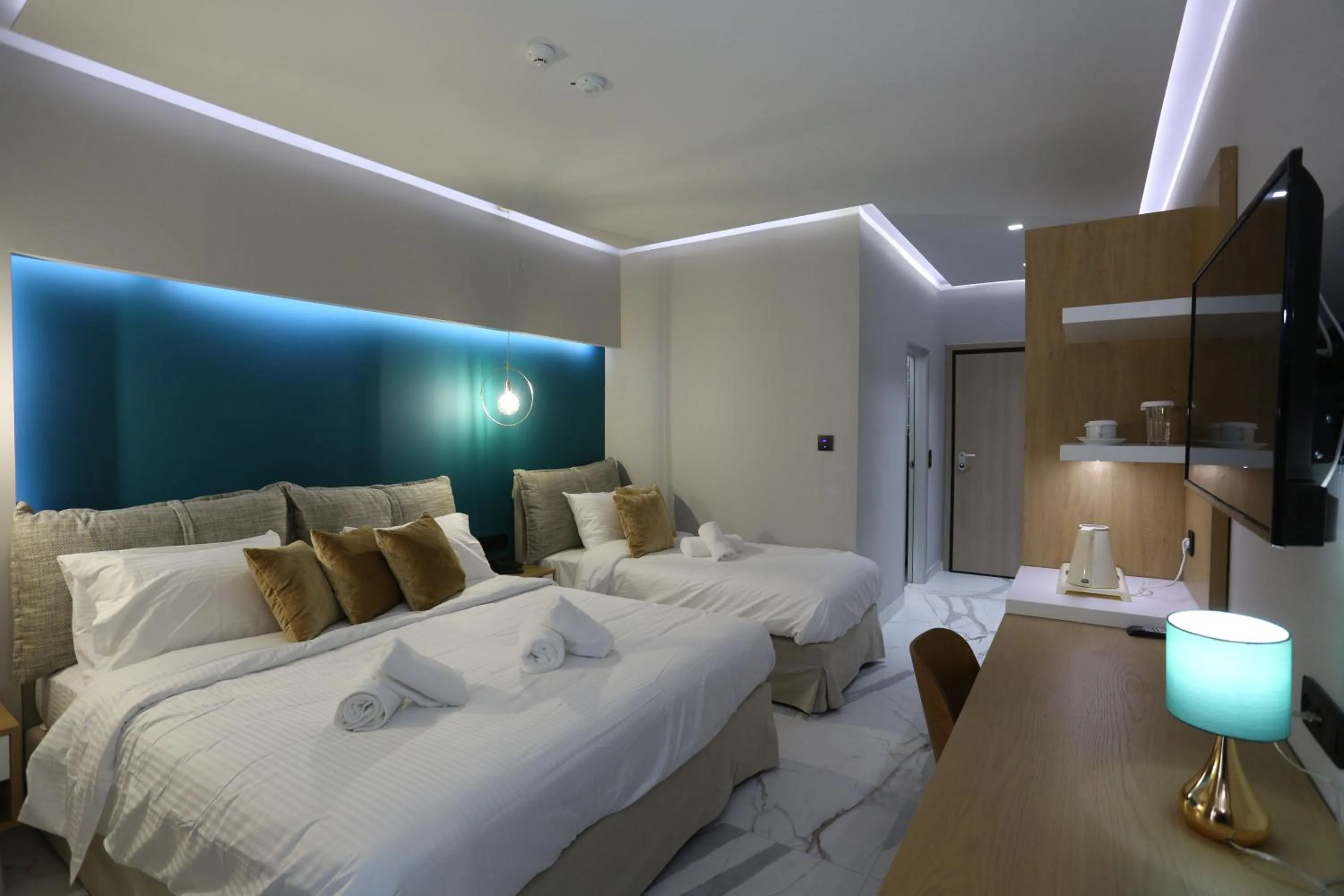 Photo of the whole room, Bed in Tropical