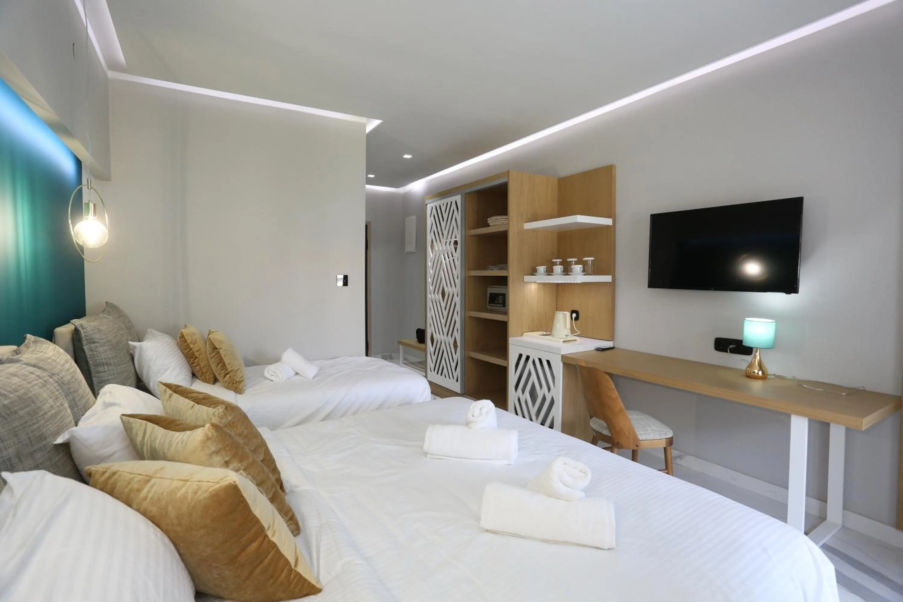 Photo of the whole room, Bed in Tropical