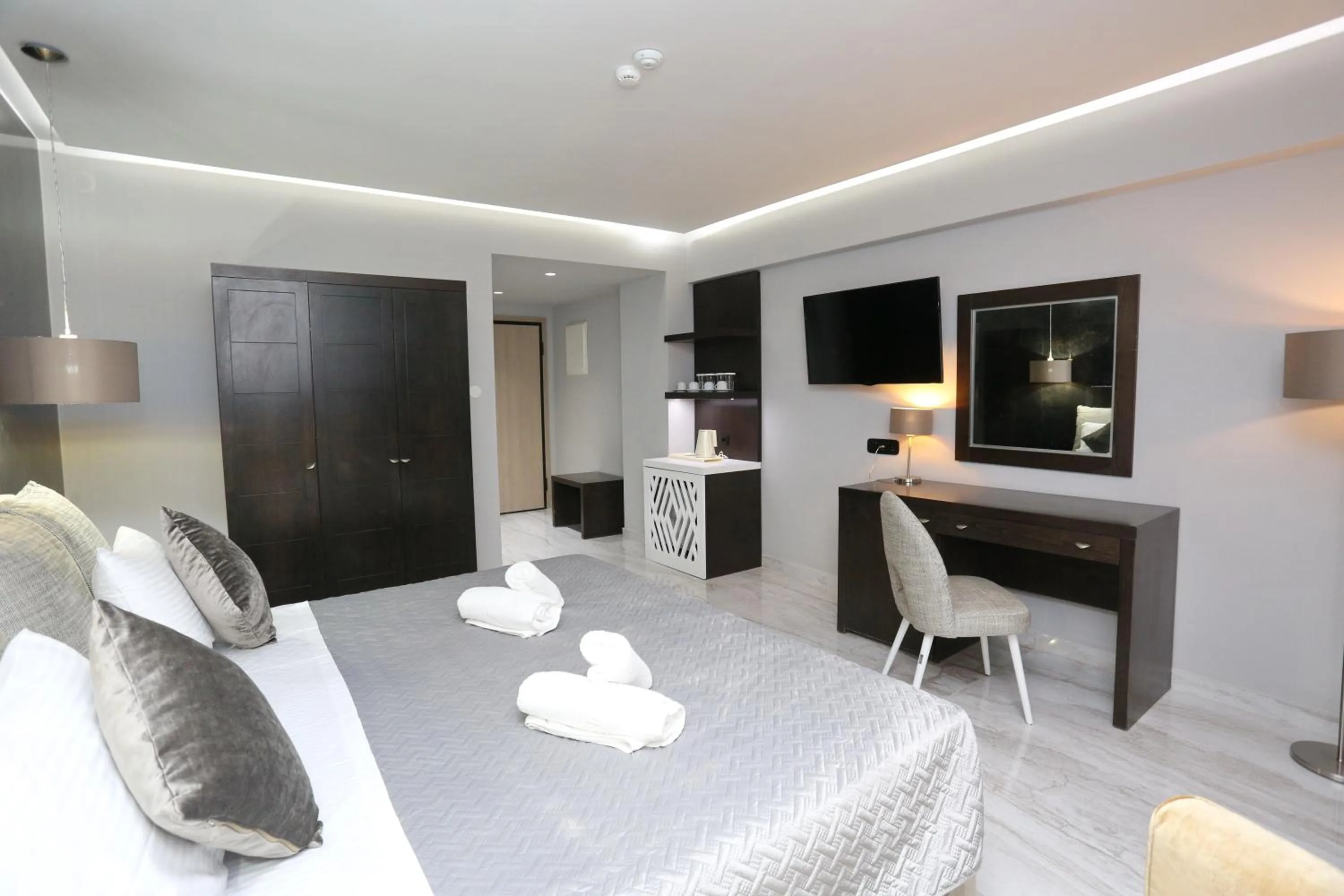 Photo of the whole room, Bed in Tropical