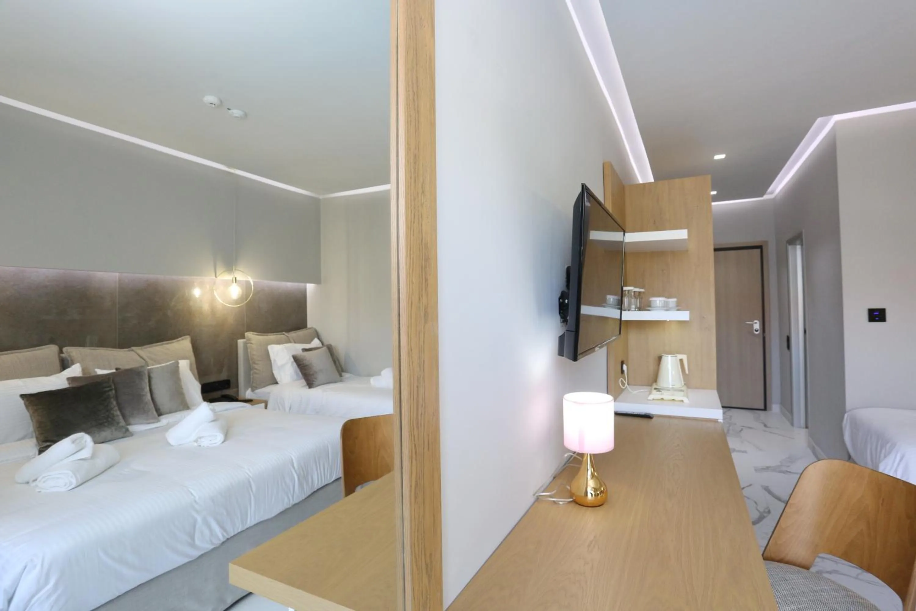 Photo of the whole room, Bed in Tropical