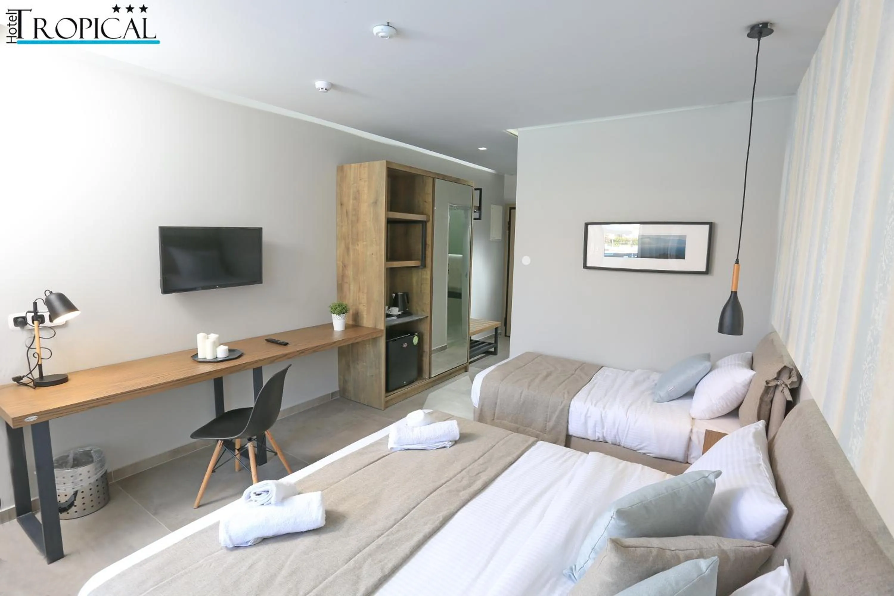 Photo of the whole room in Tropical